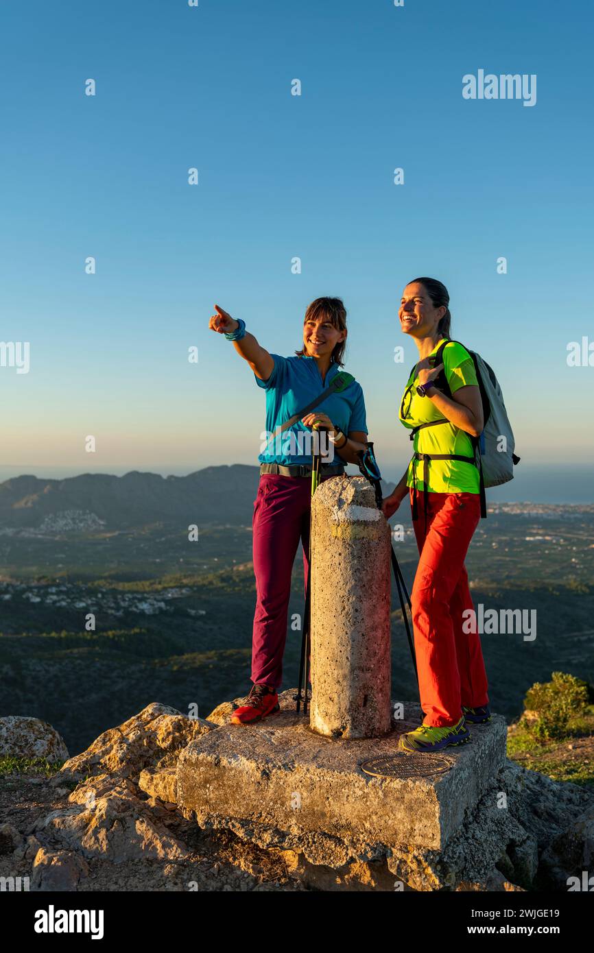 Deux randonneuses femmes appréciant la belle nature d'en haut, Lliber, Alicante, Costa Blanca, Espagne - photo stock Banque D'Images