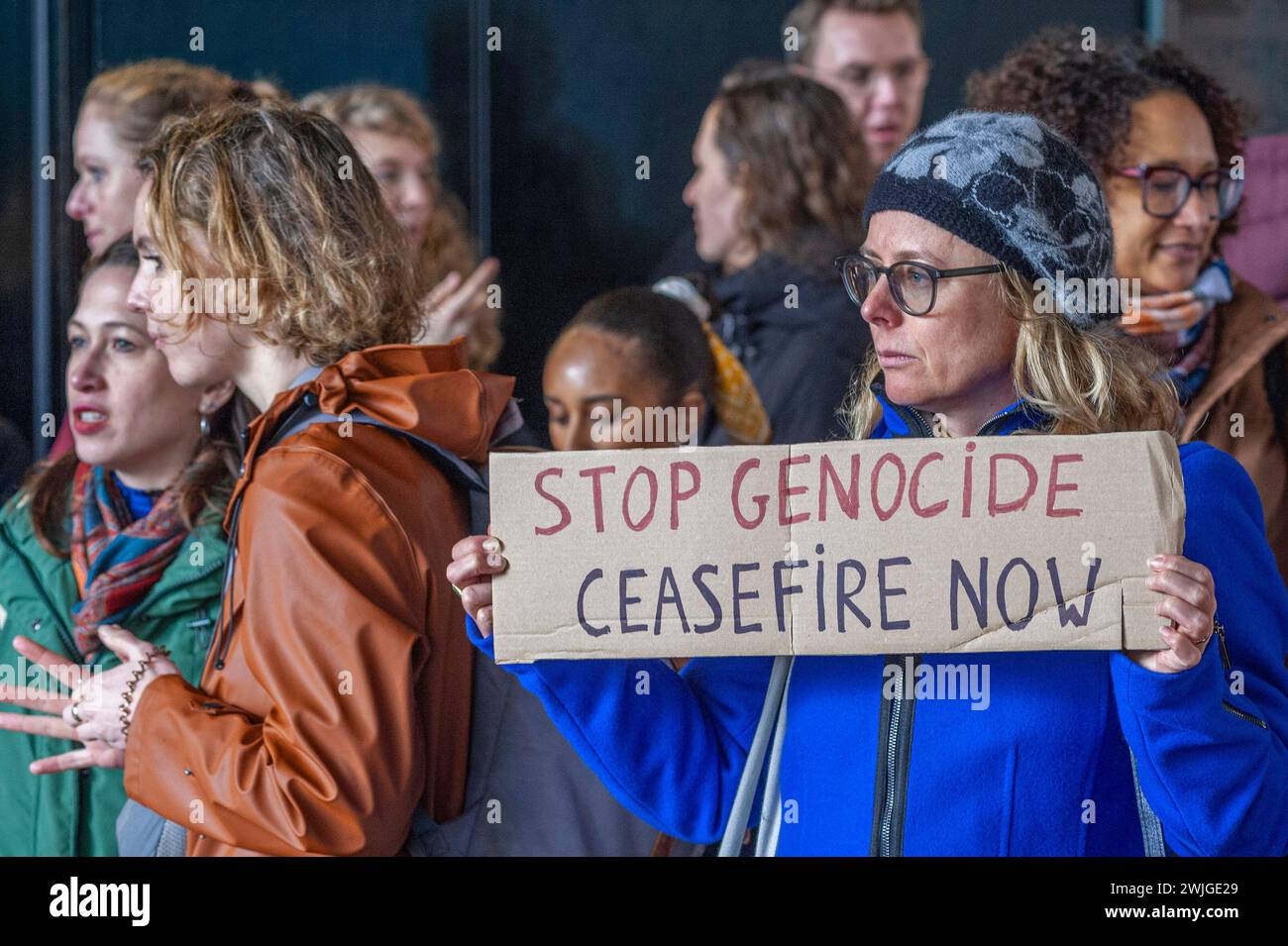 La Haye, pays-Bas. 15 février 2024. Un manifestant tient une pancarte pendant une manifestation pro-palestinienne à l'heure du déjeuner. Clival Servants, personnel médical et judiciaire à la Haye, a organisé une manifestation pro-palestinienne à l'heure du déjeuner près de l'entrée du ministère des Affaires étrangères. Depuis le 7 octobre, Israël a lancé ses attaques militaires contre la bande de Gaza, tuant plus de 28,400 Palestiniens, principalement des femmes et des enfants, et plus de 68 000 blessés depuis le début de la guerre, selon le ministère de la santé dirigé par le Hamas. Crédit : SOPA images Limited/Alamy Live News Banque D'Images