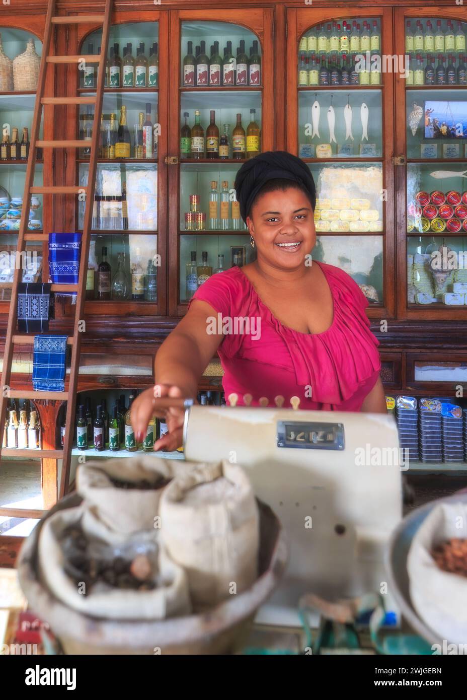 Dans Sal Rei, le sourire d'un commerçant invite les clients dans un magasin riche en histoire. Photo de haute qualité Banque D'Images