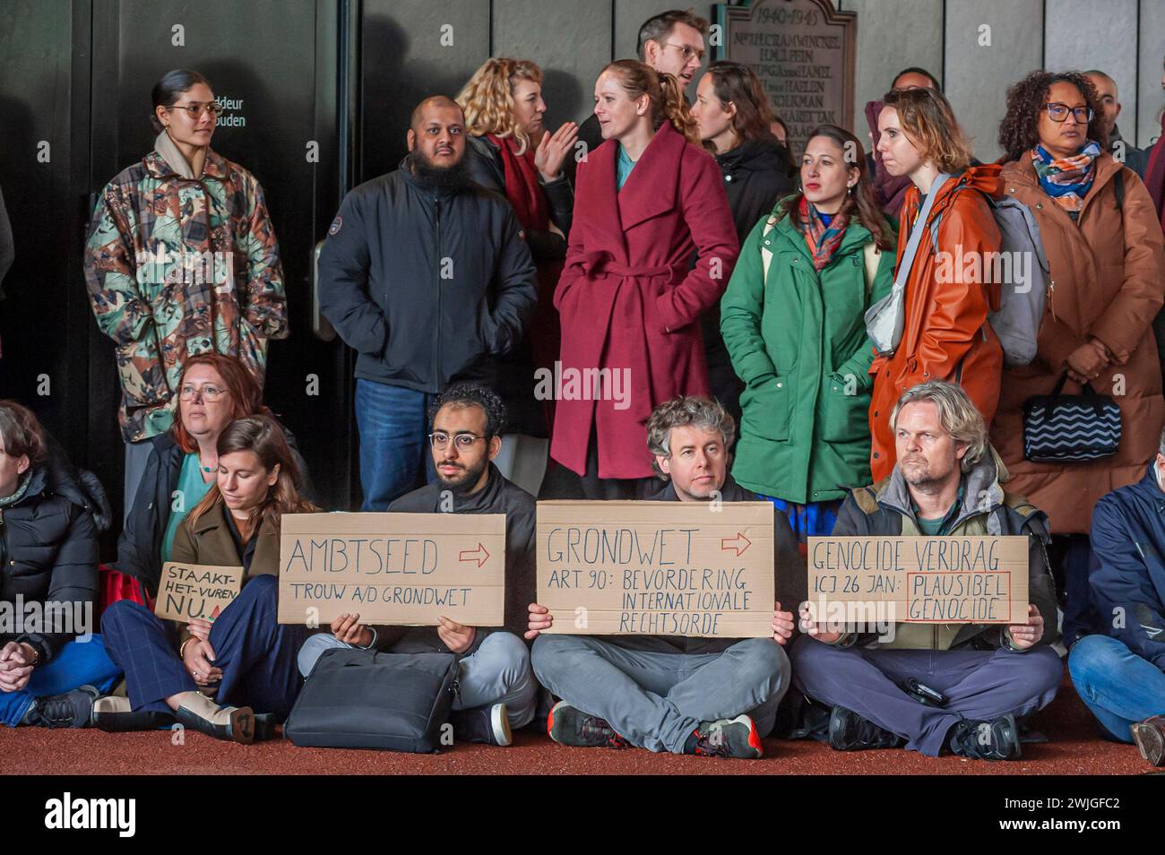 Les manifestants tiennent des pancartes exprimant leur opinion lors d'une manifestation pro-palestinienne à l'heure du déjeuner. Clival Servants, personnel médical et judiciaire à la Haye, a organisé une manifestation pro-palestinienne à l'heure du déjeuner près de l'entrée du ministère des Affaires étrangères. Depuis le 7 octobre, Israël a lancé ses attaques militaires contre la bande de Gaza, tuant plus de 28,400 Palestiniens, principalement des femmes et des enfants, et plus de 68 000 blessés depuis le début de la guerre, selon le ministère de la santé dirigé par le Hamas. (Photo Charles M Vella/SOPA images/SIPA USA) Banque D'Images