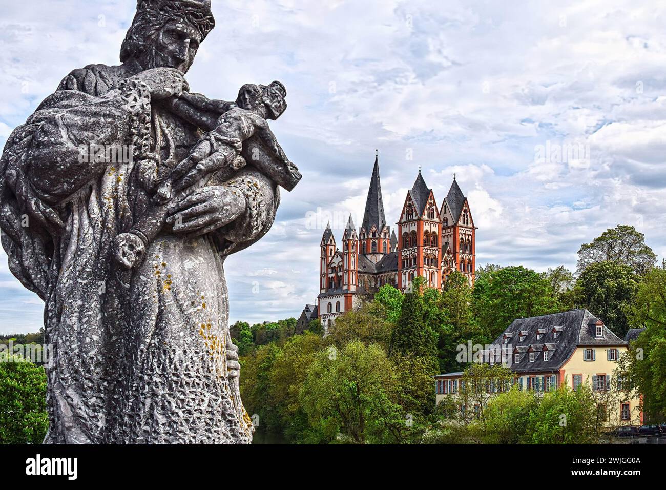 Cathédrale catholique de Limbourg an der Lahn, vue du vieux pont de Lahn avec une statue de Saint Jean de Nepomuk. Limburg an der Lahn, Hesse, Allemagne Banque D'Images
