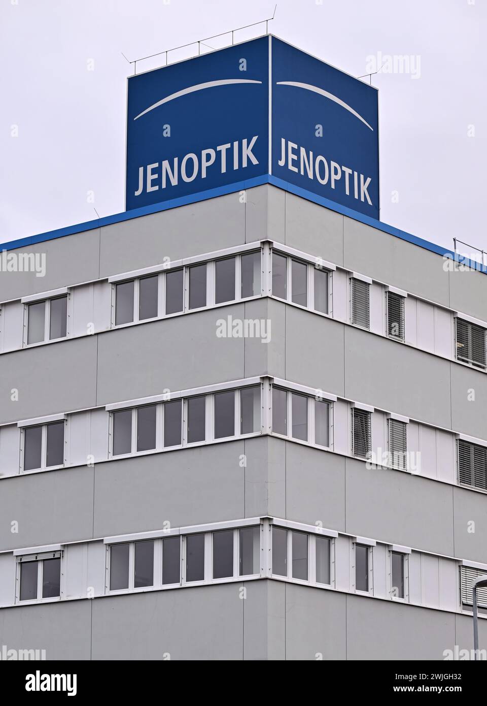 Jena, Allemagne. 15 février 2024. Logo du groupe technologique Jenoptik sur le toit d'une usine de production. Plus de 4 400 employés travaillent chez Jenoptik dans le monde entier. Le siège du Groupe se trouve à Iéna. Jenoptik AG est cotée à la Bourse allemande de Francfort et est incluse dans le MDAX et TecDax. Selon ses propres chiffres, Jenoptik a généré un chiffre d'affaires d'environ 980 millions d'euros au cours de l'exercice 2022. Crédit : Martin Schutt/dpa/Alamy Live News Banque D'Images