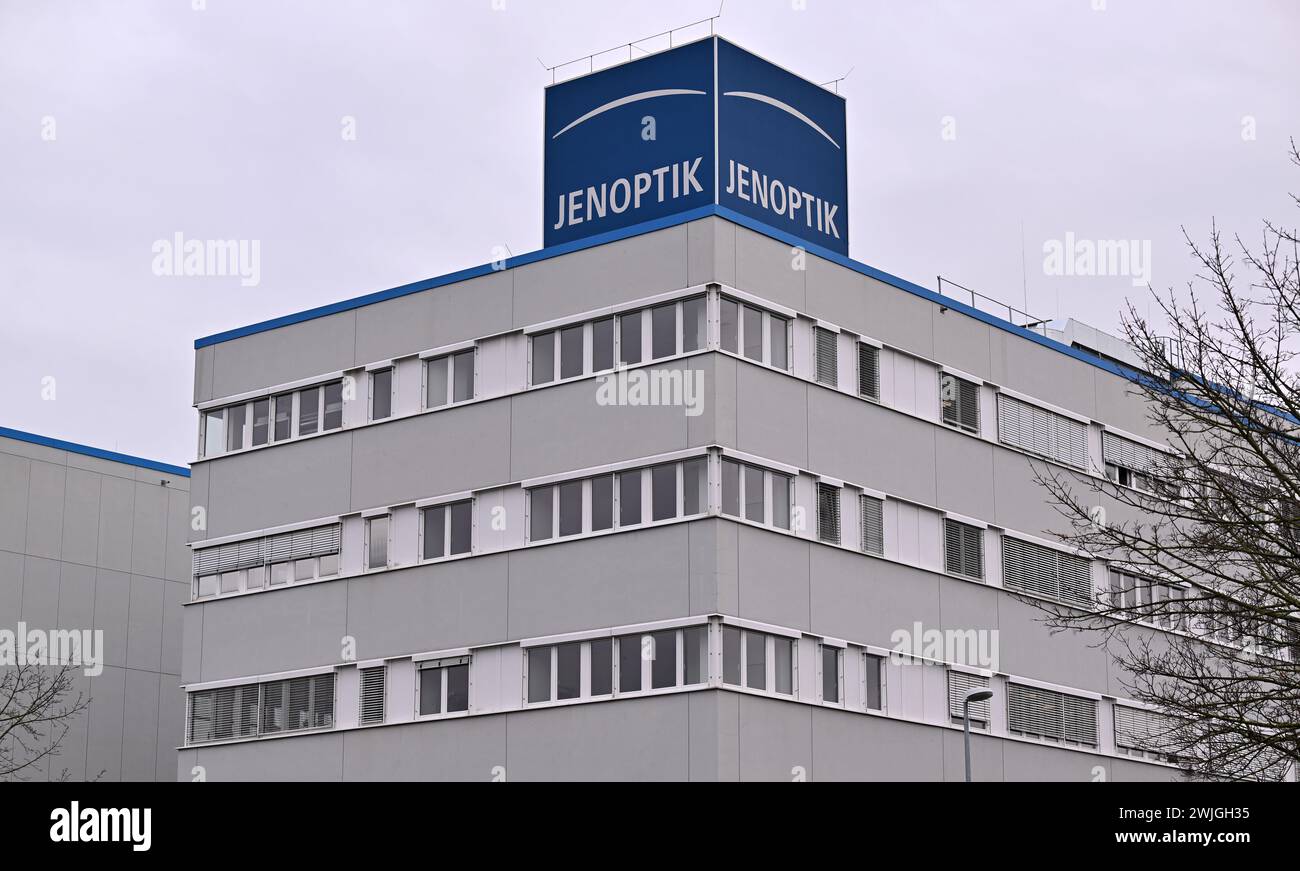 Jena, Allemagne. 15 février 2024. Logo du groupe technologique Jenoptik sur le toit d'une usine de production. Plus de 4 400 employés travaillent chez Jenoptik dans le monde entier. Le siège du Groupe se trouve à Iéna. Jenoptik AG est cotée à la Bourse allemande de Francfort et est incluse dans le MDAX et TecDax. Selon ses propres chiffres, Jenoptik a généré un chiffre d'affaires d'environ 980 millions d'euros au cours de l'exercice 2022. Crédit : Martin Schutt/dpa/Alamy Live News Banque D'Images