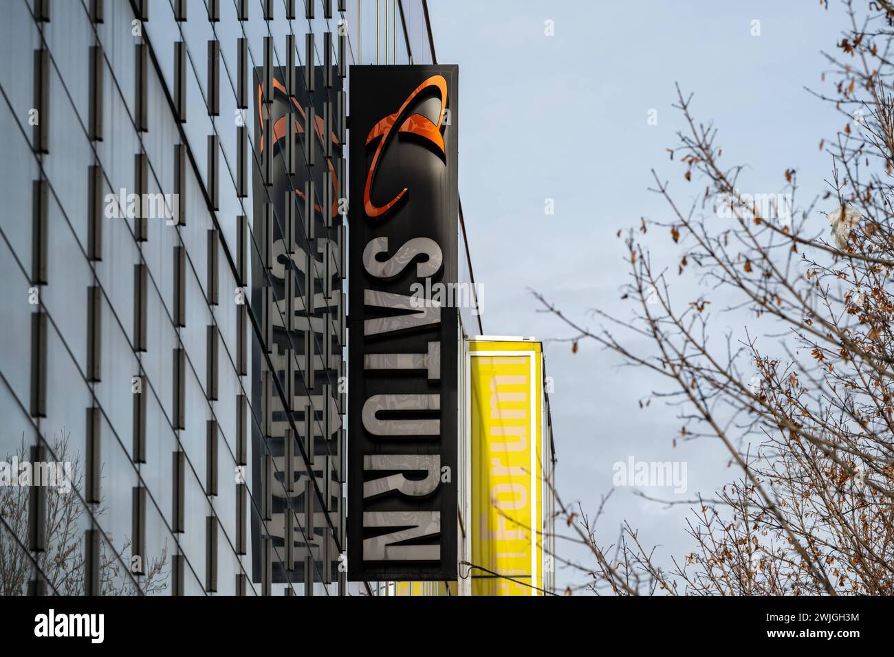 Saturn-logo an der Glasfassade in Wiesbaden 15.02.24, Wiesbaden : Symbolfoto, Illustrationsbild, Symbolbild, Illustrationsfoto Saturn-logo an der Glasfassade in Wiesbaden Das Bild zeigt das auffällige logo und den Schriftzug von Saturn, präsentiert an der Glasfassade der filiale in der lebhaften Innenstadt Wiesbadens. Die filiale selbst ist nur am rand des Bildes zu erkennen, wodurch der Fokus auf dem markanten Branding liegt, das sich Elegant in die urbane Umgebung einfügt Wiesbaden Hessen Allemagne *** logo Saturn sur la façade vitrée de Wiesbaden 15 02 24, Wiesbaden symbole photo, illustration i Banque D'Images