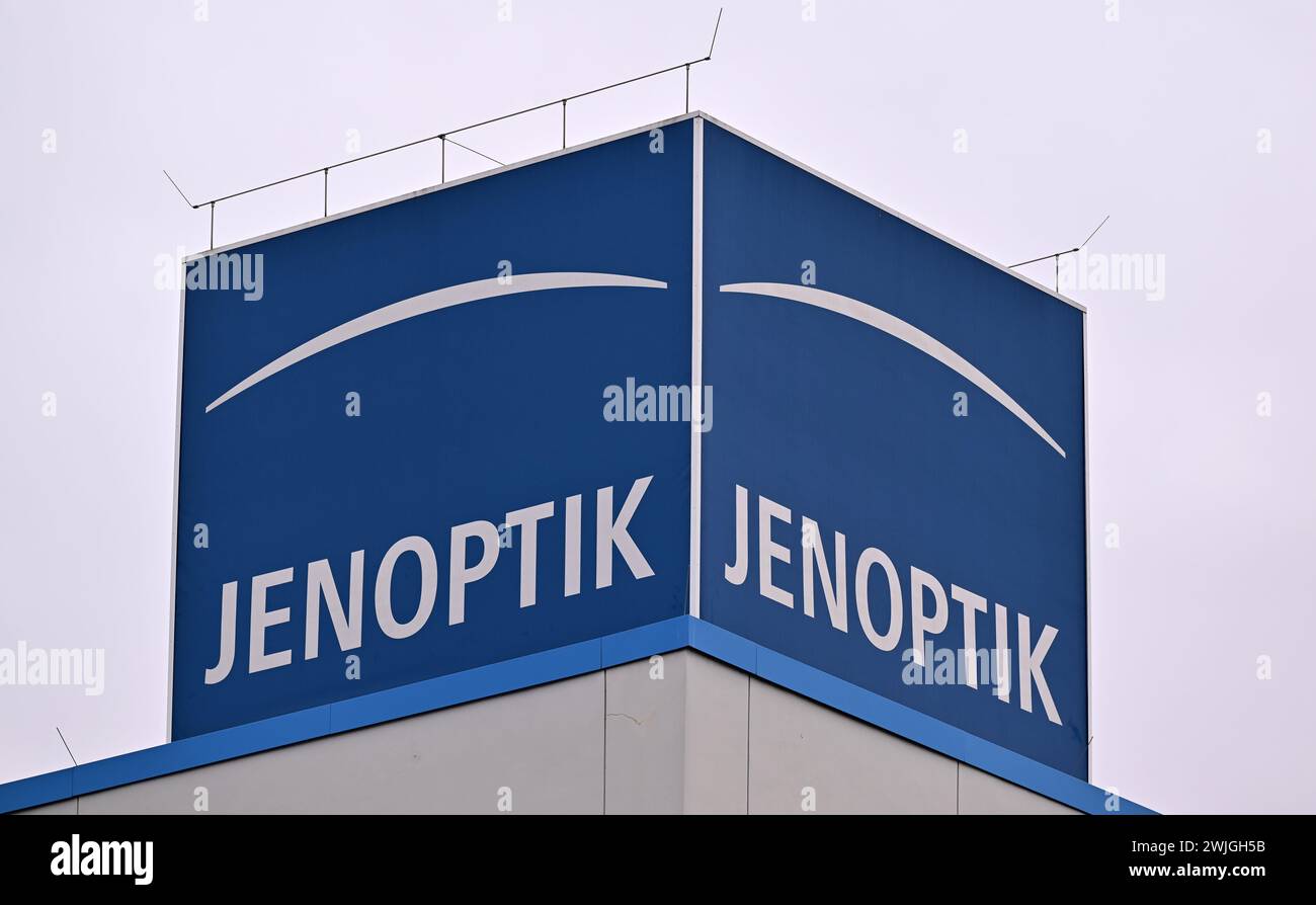Jena, Allemagne. 15 février 2024. Le logo du groupe technologique Jenoptik est affiché sur le toit d'une installation de production. Plus de 4 400 employés travaillent chez Jenoptik dans le monde entier. Le siège du Groupe se trouve à Iéna. Jenoptik AG est cotée à la Bourse allemande de Francfort et est incluse dans le MDAX et TecDax. Selon ses propres chiffres, Jenoptik a généré un chiffre d'affaires d'environ 980 millions d'euros au cours de l'exercice 2022. Crédit : Martin Schutt/dpa/Alamy Live News Banque D'Images
