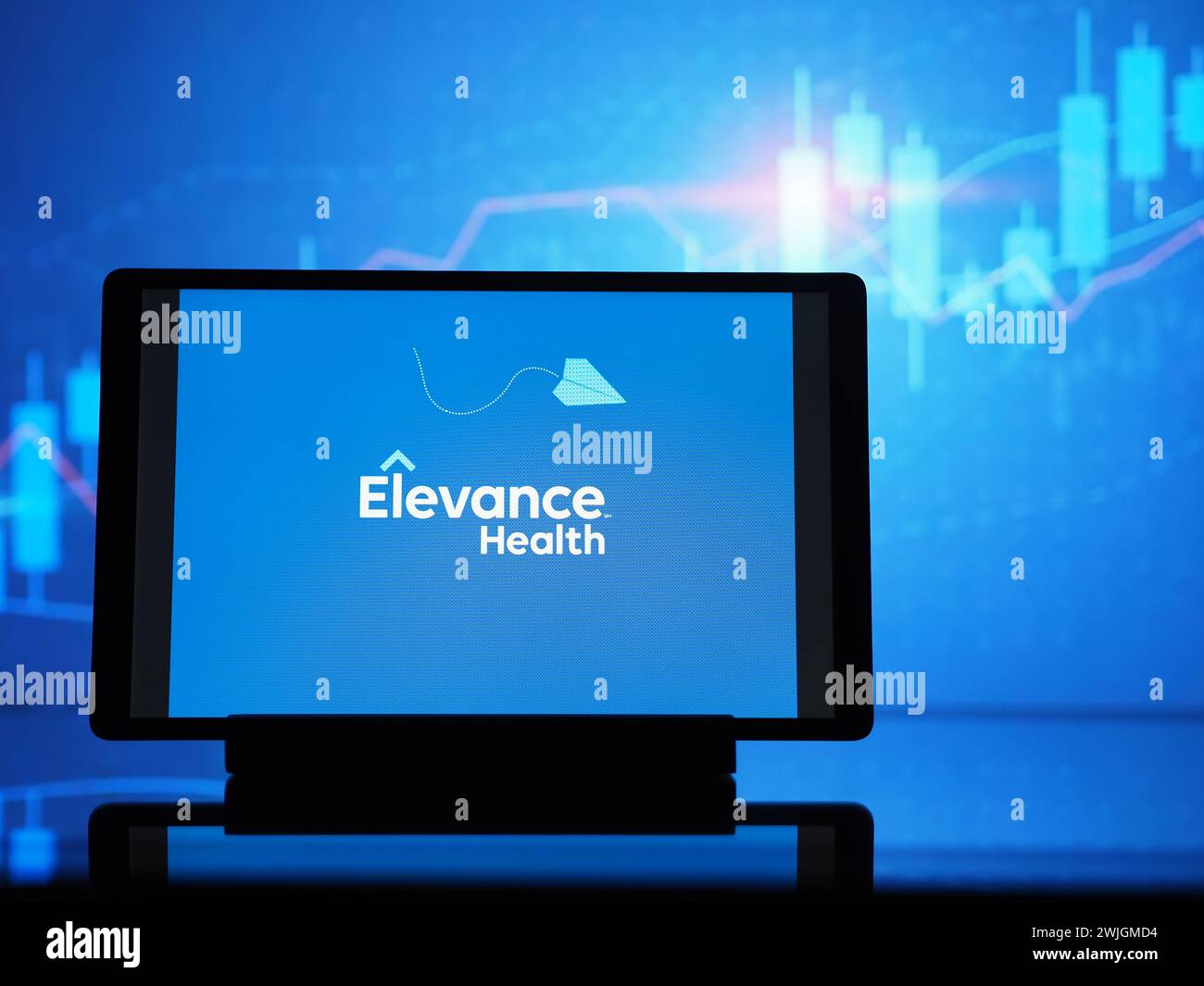 Dans cette illustration photo, le logo Elevance Health, Inc vu affiché sur une tablette Banque D'Images