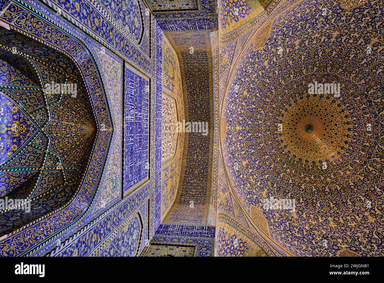 Ispahan, Iran, 06.30.2023 : Mosquée Shah, Ispahan, iran, détails architecturaux des carreaux de mosaïque de la grande mosquée shah. Banque D'Images