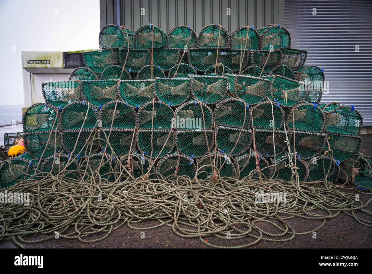 Casiers à homard et nasses empilés sur le quai à Campbeltown Harbour, en Écosse, avec des cordes et des filets utilisés dans l'indu traditionnel écossais de pêche Banque D'Images