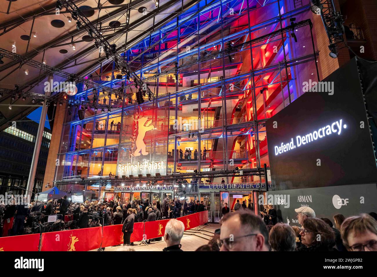 Berlin,15.02.2024,74.Berlinale,Tag der Eröffnung Berlinale Palast am Marlene-Dietrich-Platz.Defend.Democracy. *** Berlin,15 02 2024,74 Berlinale,ouverture du Palast de la Berlinale à Marlene Dietrich Platz défendre la démocratie Banque D'Images