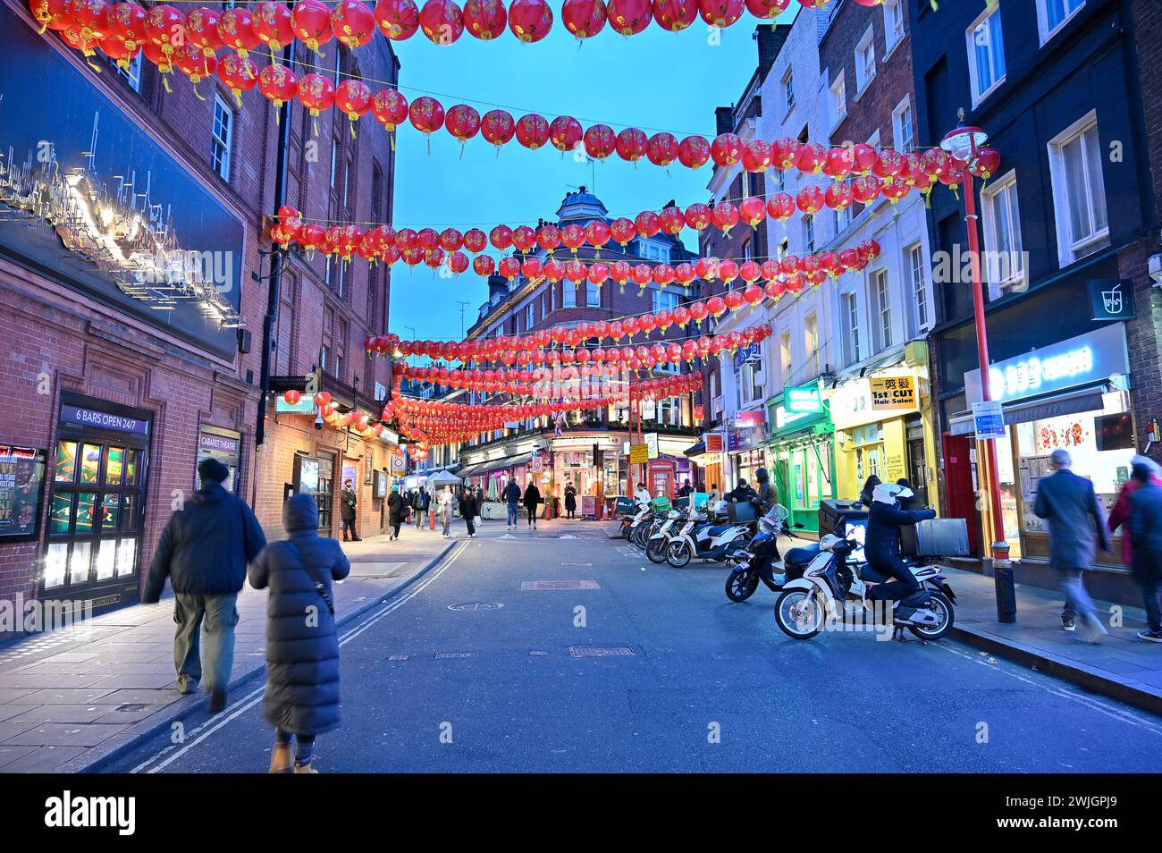 Chinatown Londres au coucher du soleil : un kaléidoscope de couleurs, de cultures et de cuisines. Banque D'Images