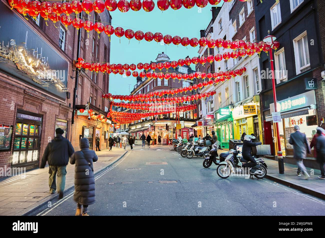 Chinatown Londres au coucher du soleil : un kaléidoscope de couleurs, de cultures et de cuisines. Banque D'Images