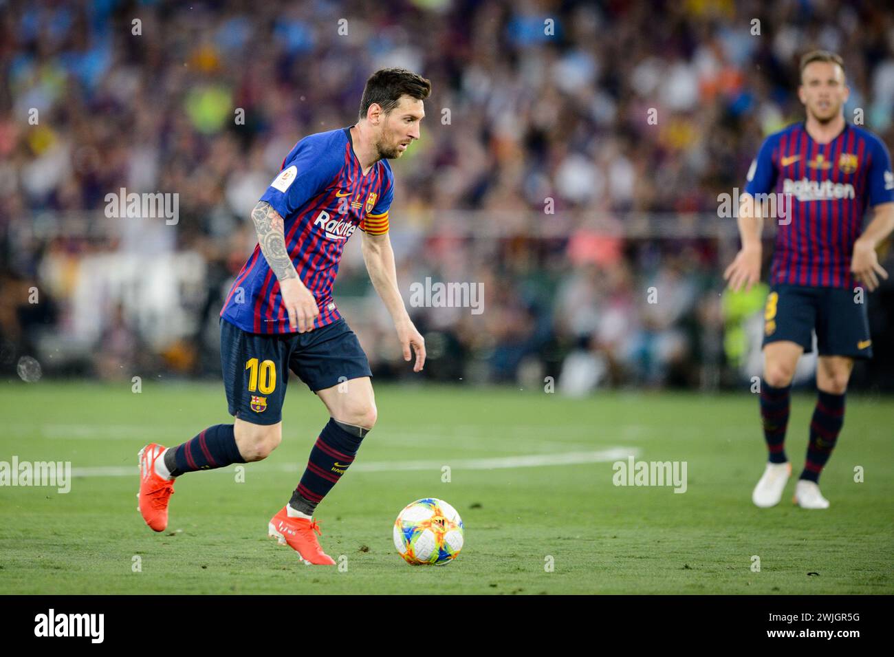 Le joueur du FC Barcelone Leo Messi en action avec le ballon à ses pieds lors de la finale de la Copa del Rey à Séville, en Espagne. Banque D'Images