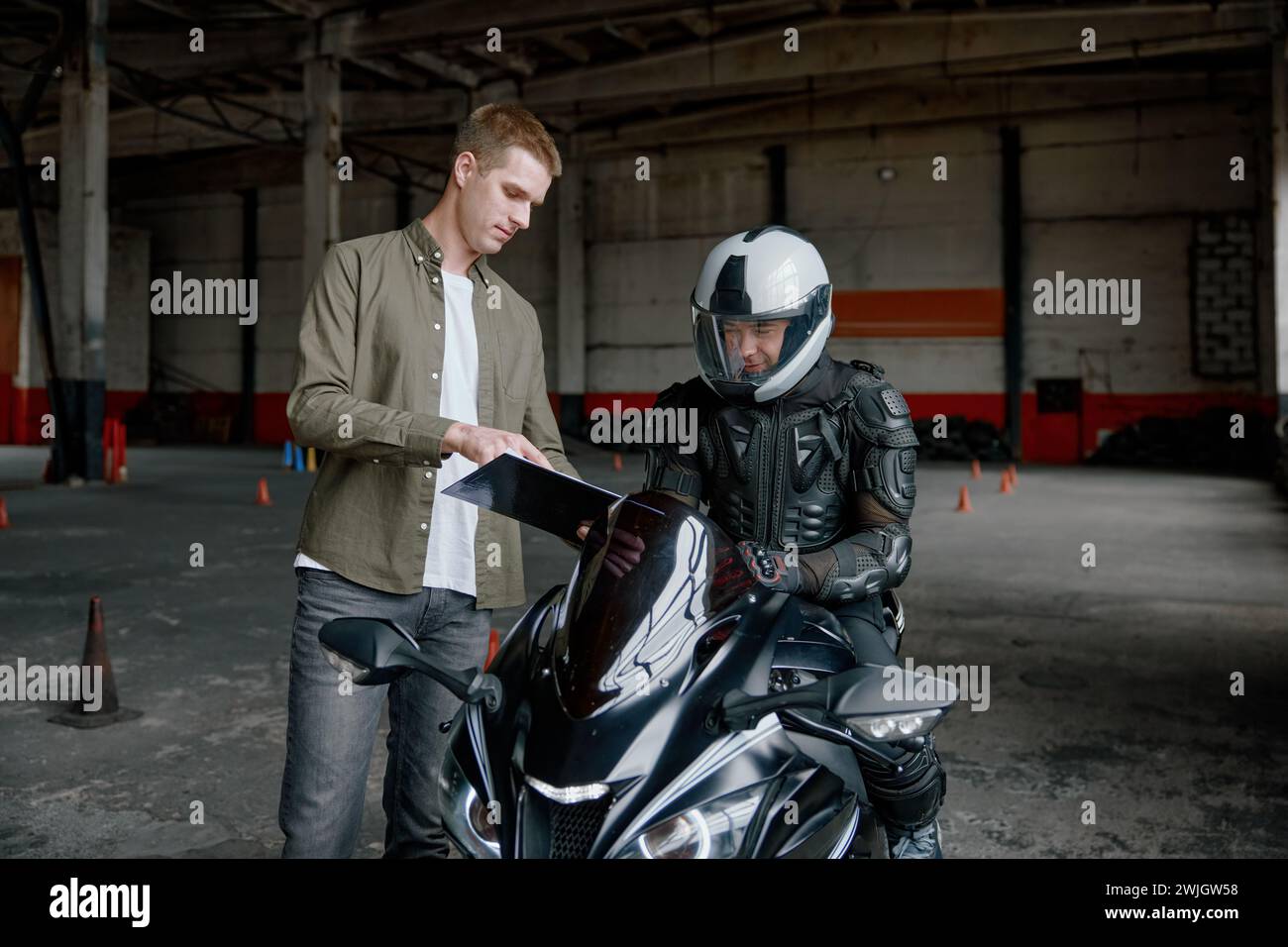 Motocycliste passant l'examen de conduite à l'école privée pour obtenir le permis Banque D'Images