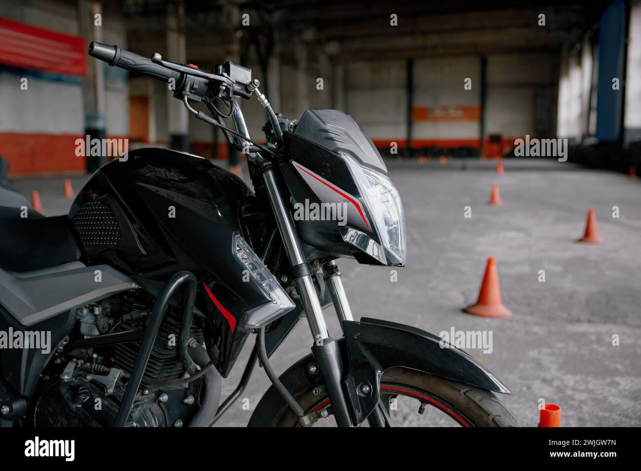 Gros plan moto garée au motordrome de formation de l'école de conduite Banque D'Images