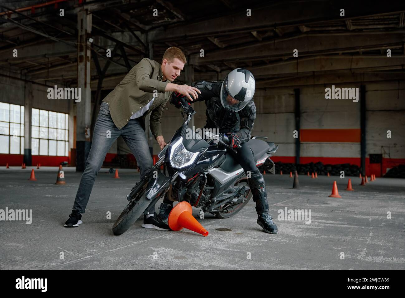 Élève tombant de moto à la classe de formation en auto-école Banque D'Images