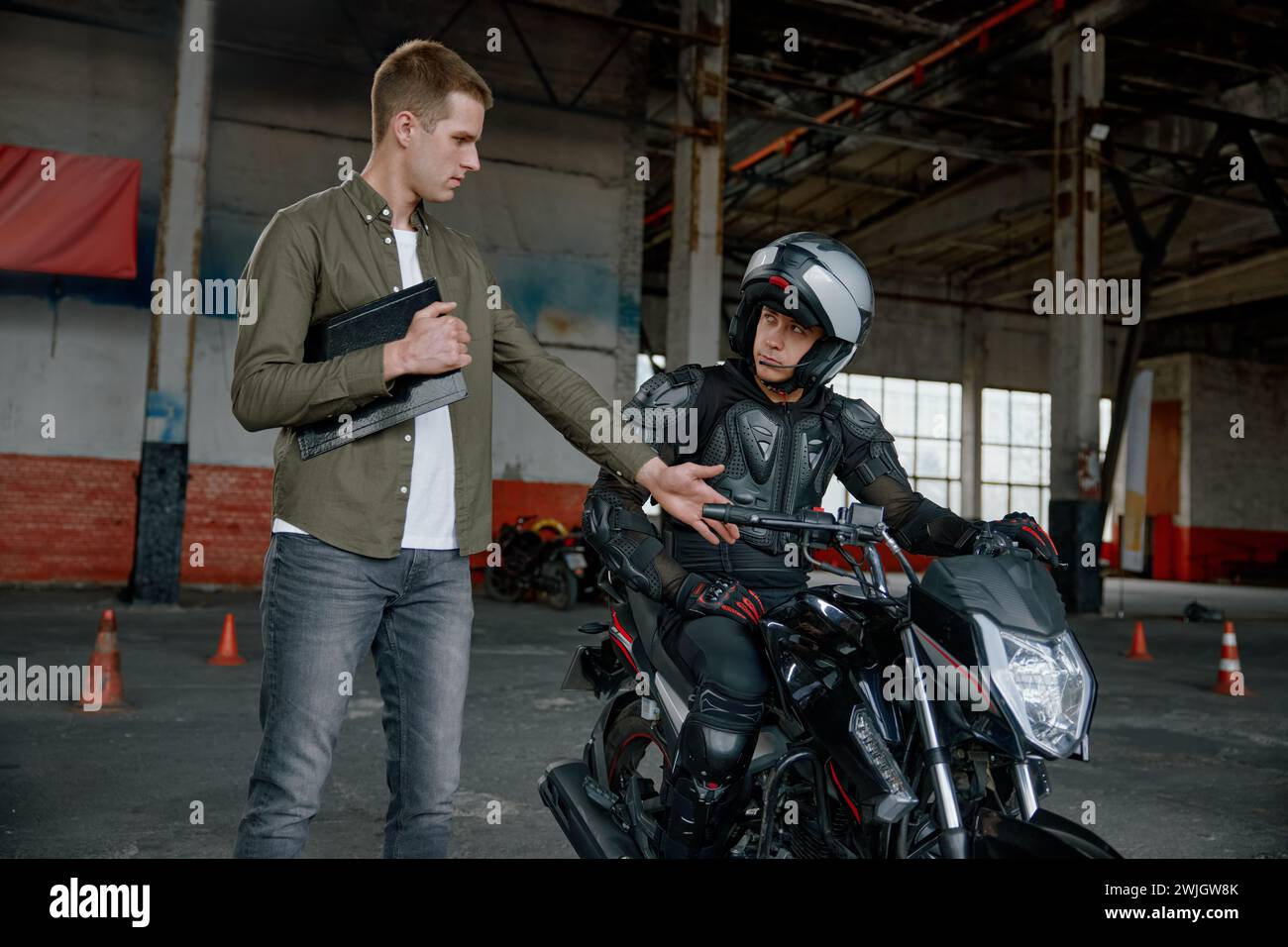 Instructeur enseignant jeune motard à la leçon personnelle à l'école de moto Banque D'Images