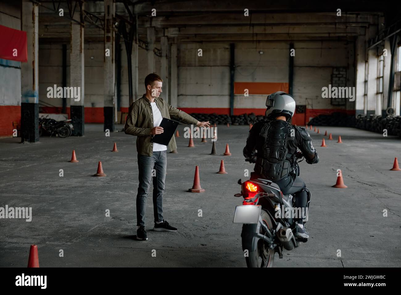 Instructeur enseignant jeune motard à la leçon personnelle à l'école de moto Banque D'Images