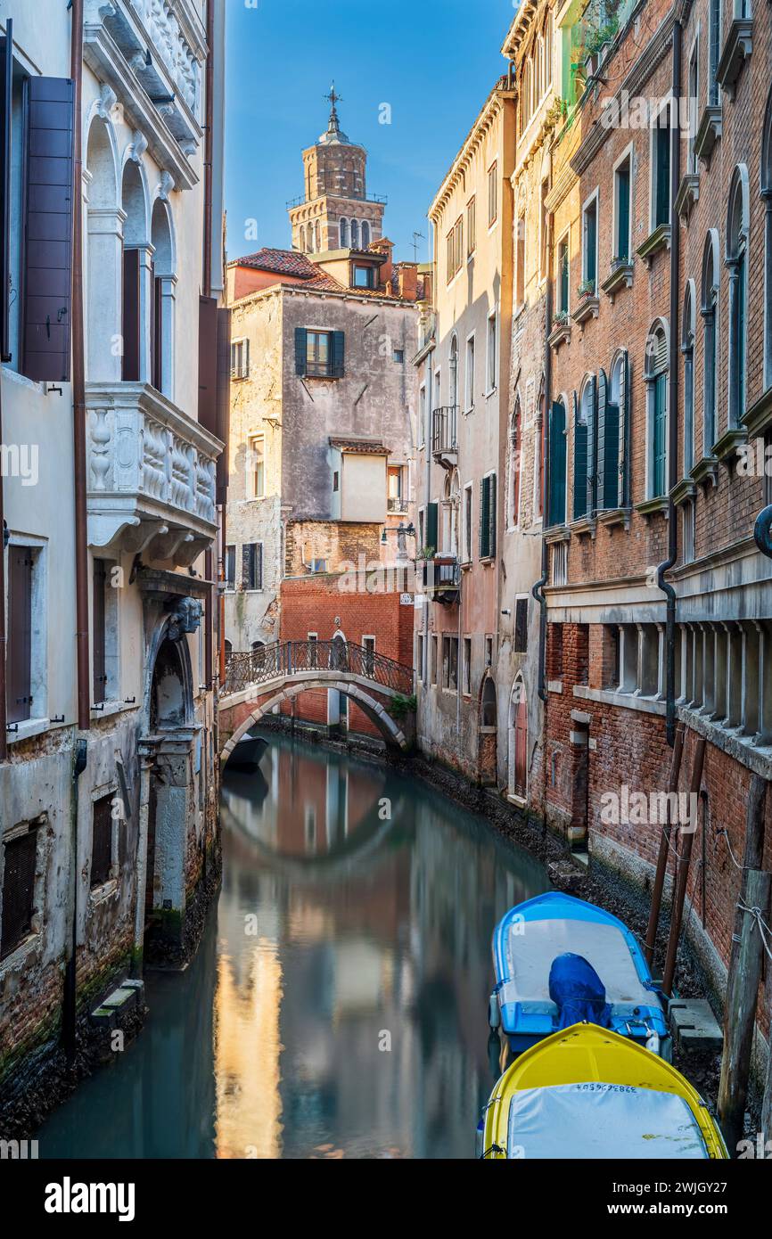 Charmant canal d'eau avec pont, Venise, Vénétie, Italie Banque D'Images