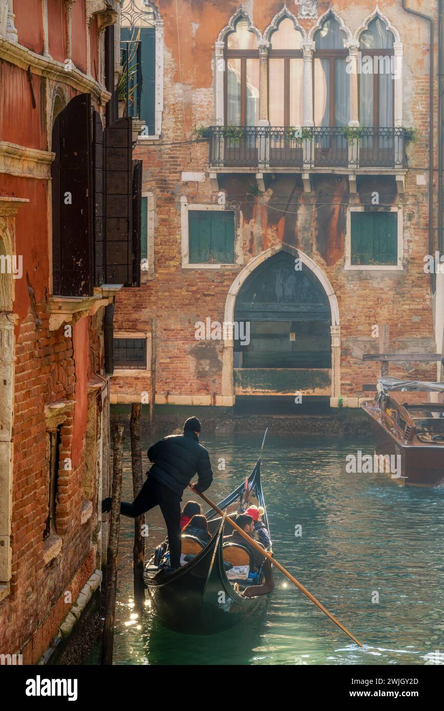 Charmant canal d'eau avec gondole, Venise, Vénétie, Italie Banque D'Images