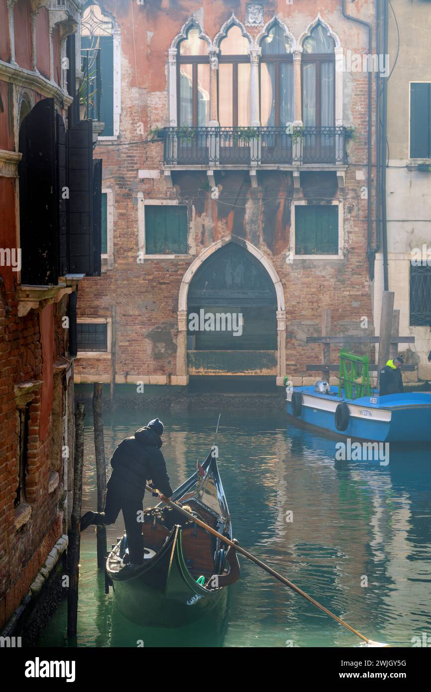 Charmant canal d'eau avec gondole, Venise, Vénétie, Italie Banque D'Images