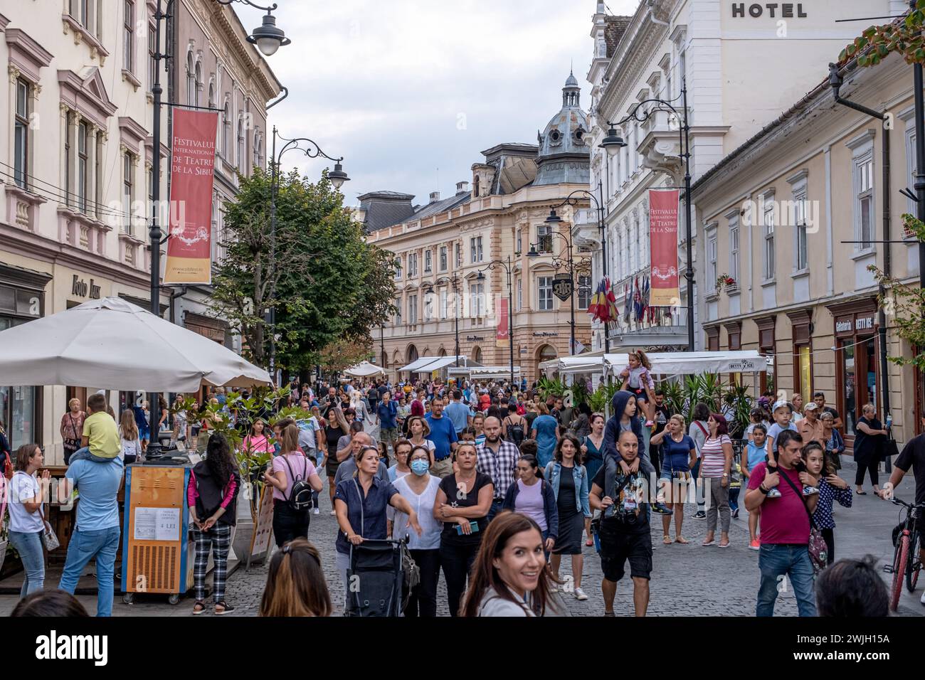 Sibiu City, Roumanie - 24 août 2021. Les touristes marchent le long de la charmante rue Nicolae Balcescu Banque D'Images