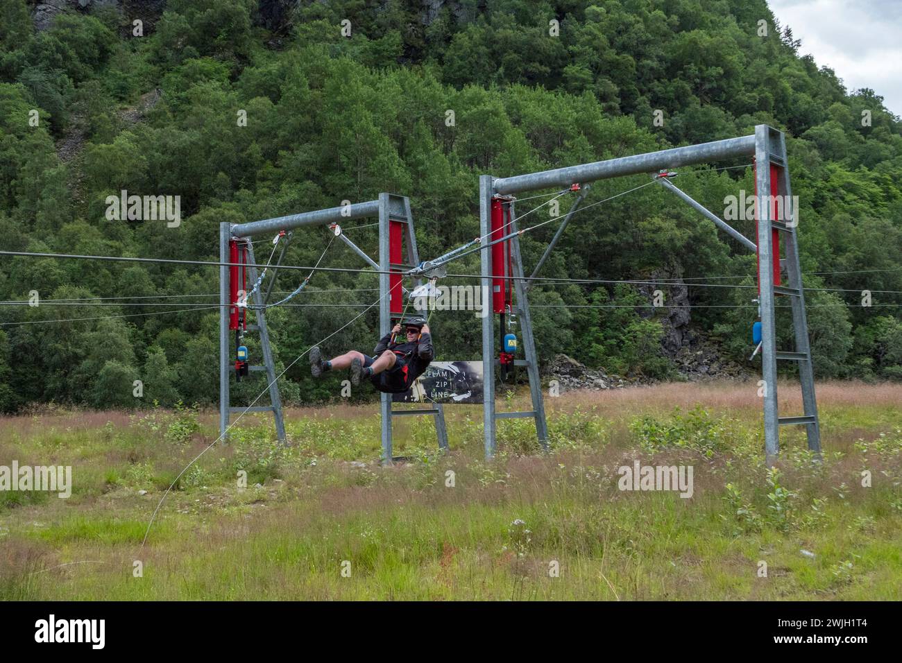 Le pilote termine la tyrolienne Flåm dans la vallée de Myrdal/Flåm, en Norvège. Banque D'Images