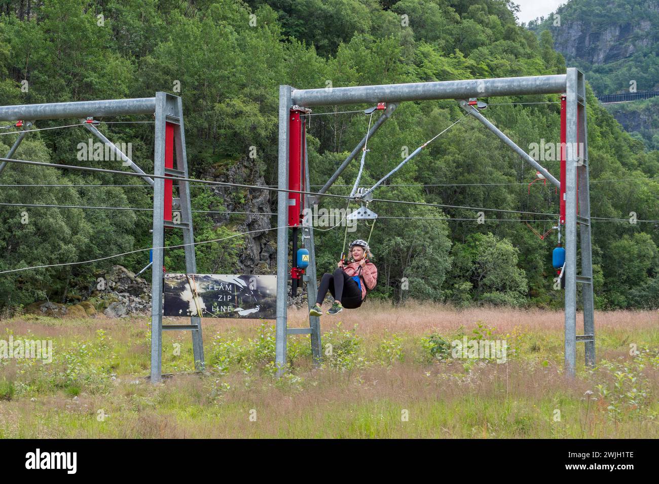 Le pilote termine la tyrolienne Flåm dans la vallée de Myrdal/Flåm, en Norvège. Banque D'Images