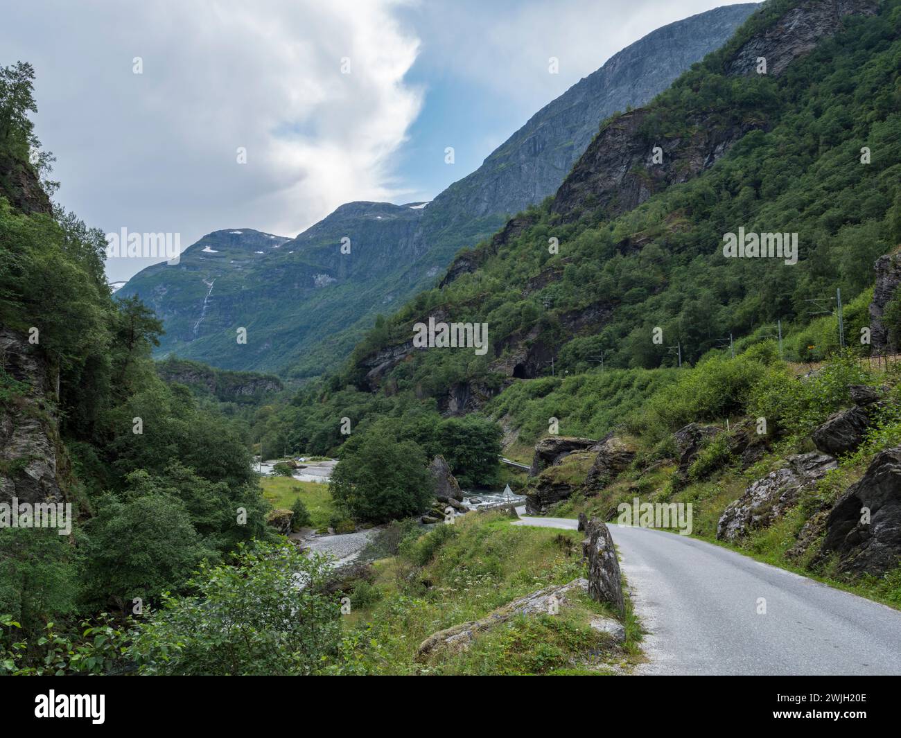 Vue sur la vallée (en regardant vers le sud-ouest à proximité de la cascade de la grotte-Høgabru) sur la route Flamsbana de Myrdal à Flåm, Norvège Banque D'Images