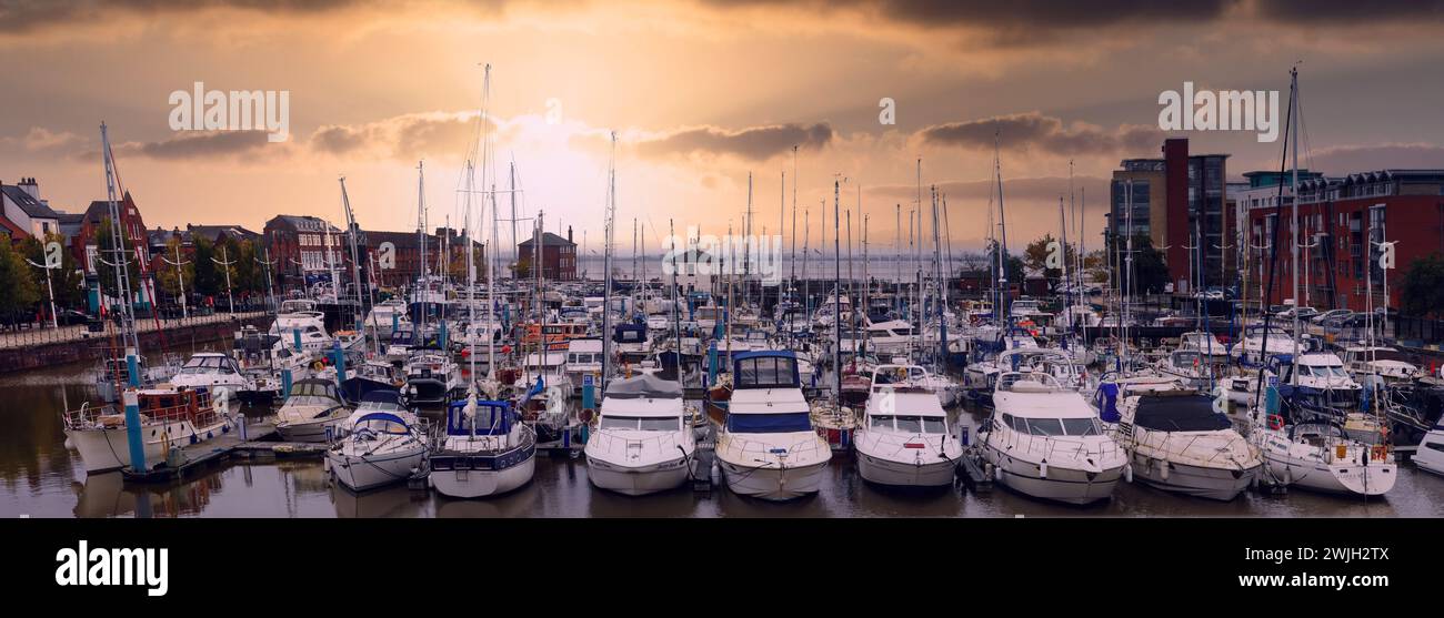 Hull Marina au lever du soleil, avec vue sur la rivière Humber. SKY de remplacement. Hull, East Yorkshire, Royaume-Uni. Artistique Banque D'Images