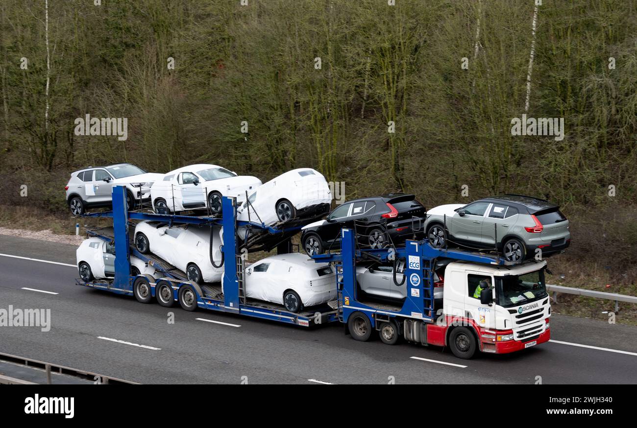 Transporteur de voitures GEVA transportant des voitures Volvo neuves sur l'autoroute M40, Warwickshire, Royaume-Uni Banque D'Images