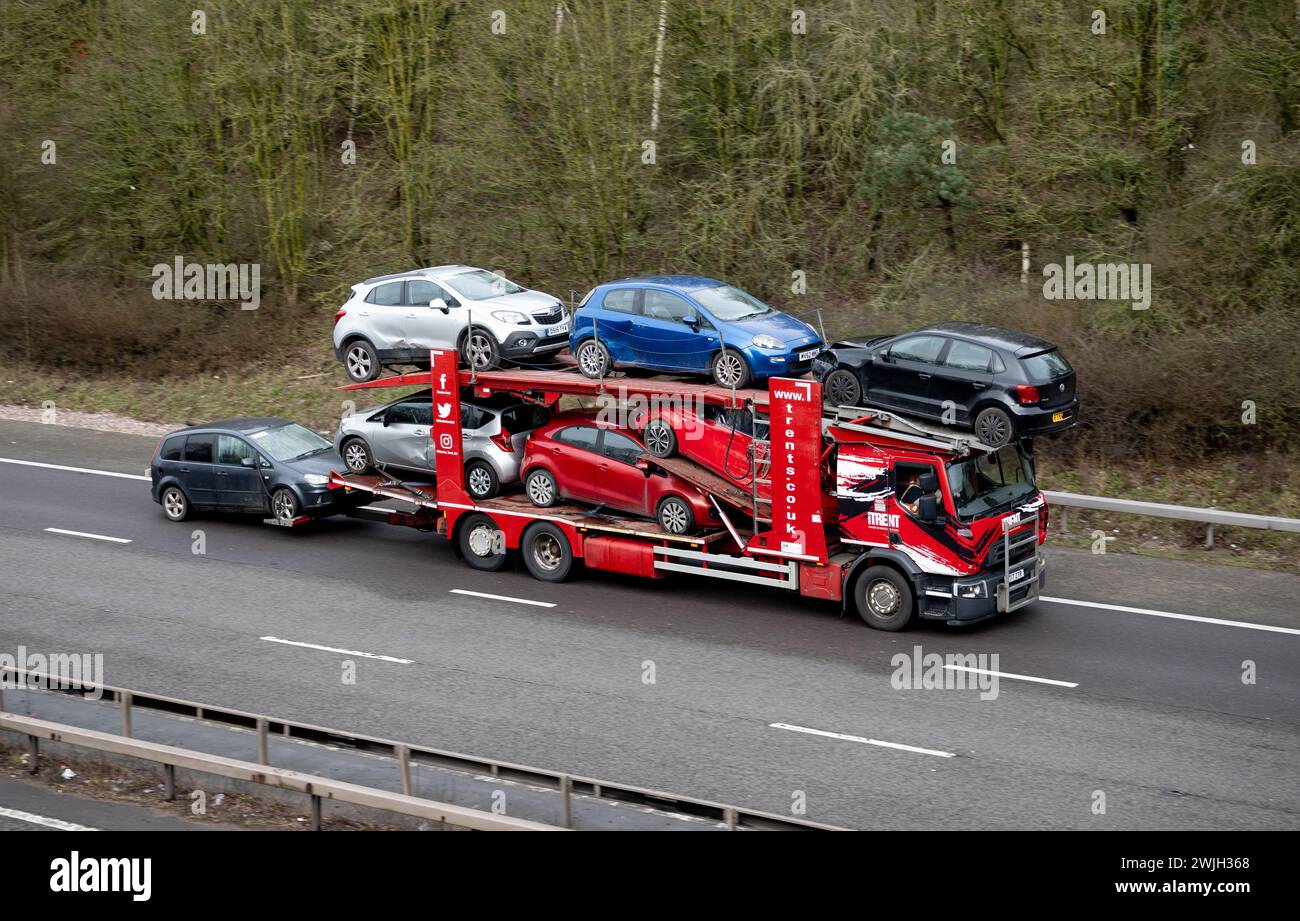 Charles Trent transporteur de voitures transportant des voitures endommagées sur l'autoroute M40, Warwickshire, Royaume-Uni Banque D'Images