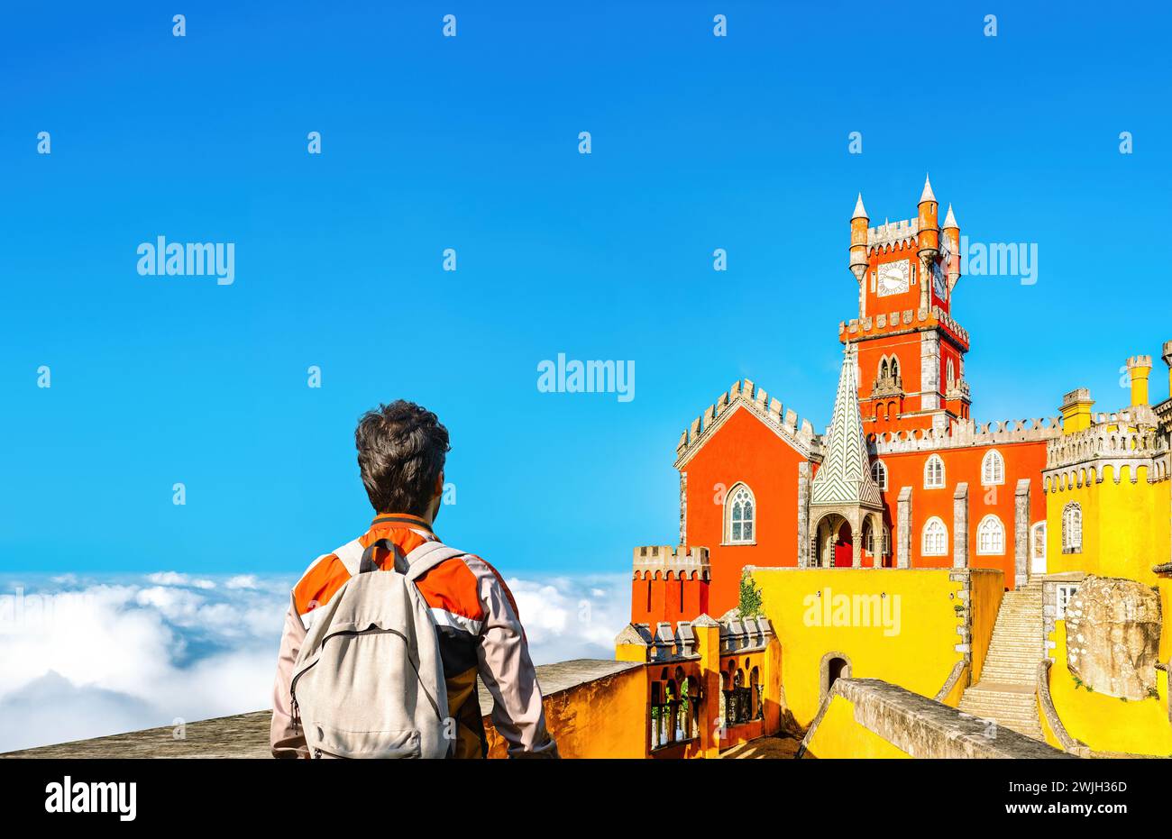 Voyageur jeune homme visiter Sintra et profiter du château coloré de Pena - destination de voyage européenne - concept Wanderlust Banque D'Images