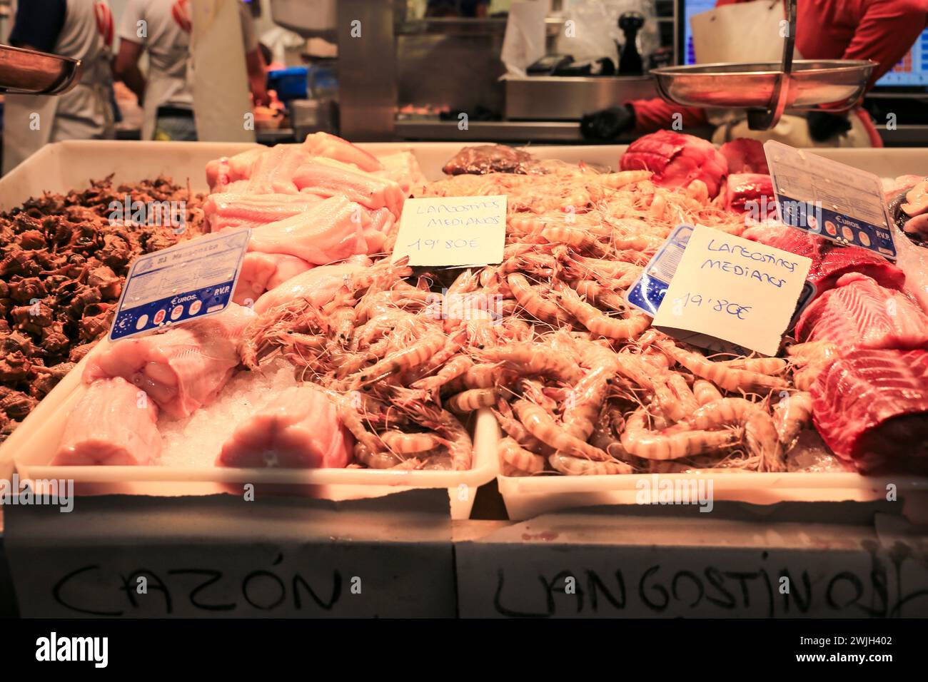 Sanlucar de Barrameda, Cadix, Espagne- 2 octobre 2023 : poisson frais de fruits de mer en vente au marché central de Sanlucar de Barrameda Banque D'Images