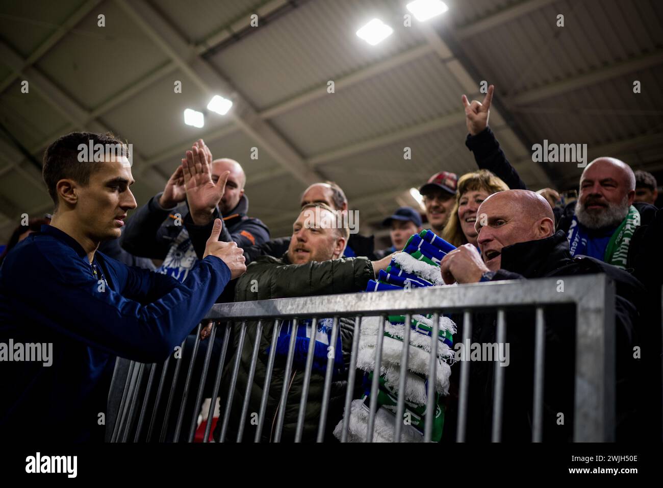 Budapest, Hongrie. 15 février 2024. Julien de Sart de Gand distribue des foulards aux supporters avant un match de football entre le club israélien Maccabi Haifa et le belge KAA Gent, vendredi 15 décembre 2023 à Budapest, Hongrie, première étape des éliminatoires éliminatoires de la compétition de l'UEFA Conference League. BELGA PHOTO JASPER JACOBS crédit : Belga News Agency/Alamy Live News Banque D'Images