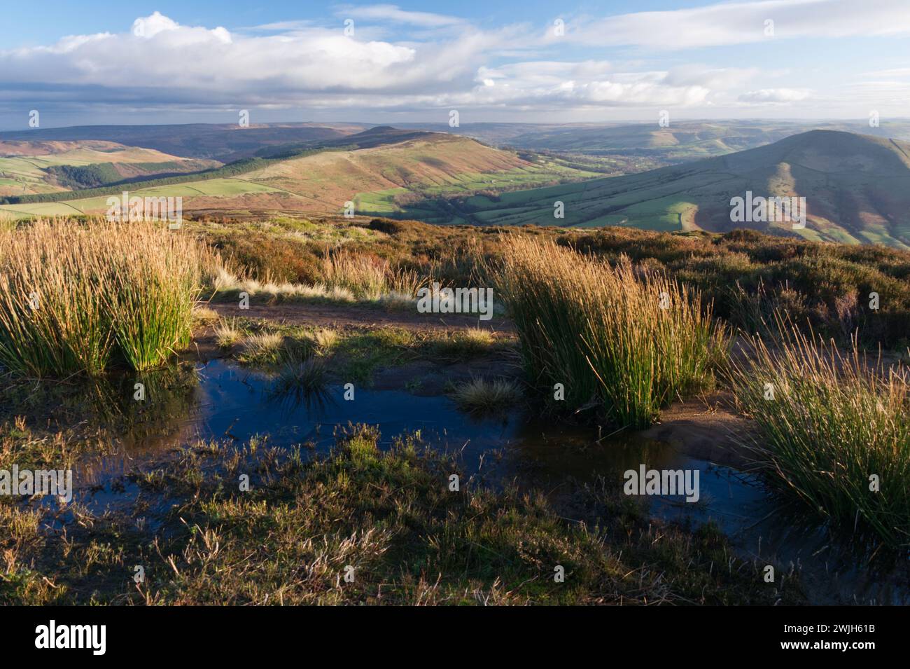 En regardant de Kinder Scout vers Win Hill au milieu loin et Lose Hill sur la droite. Banque D'Images