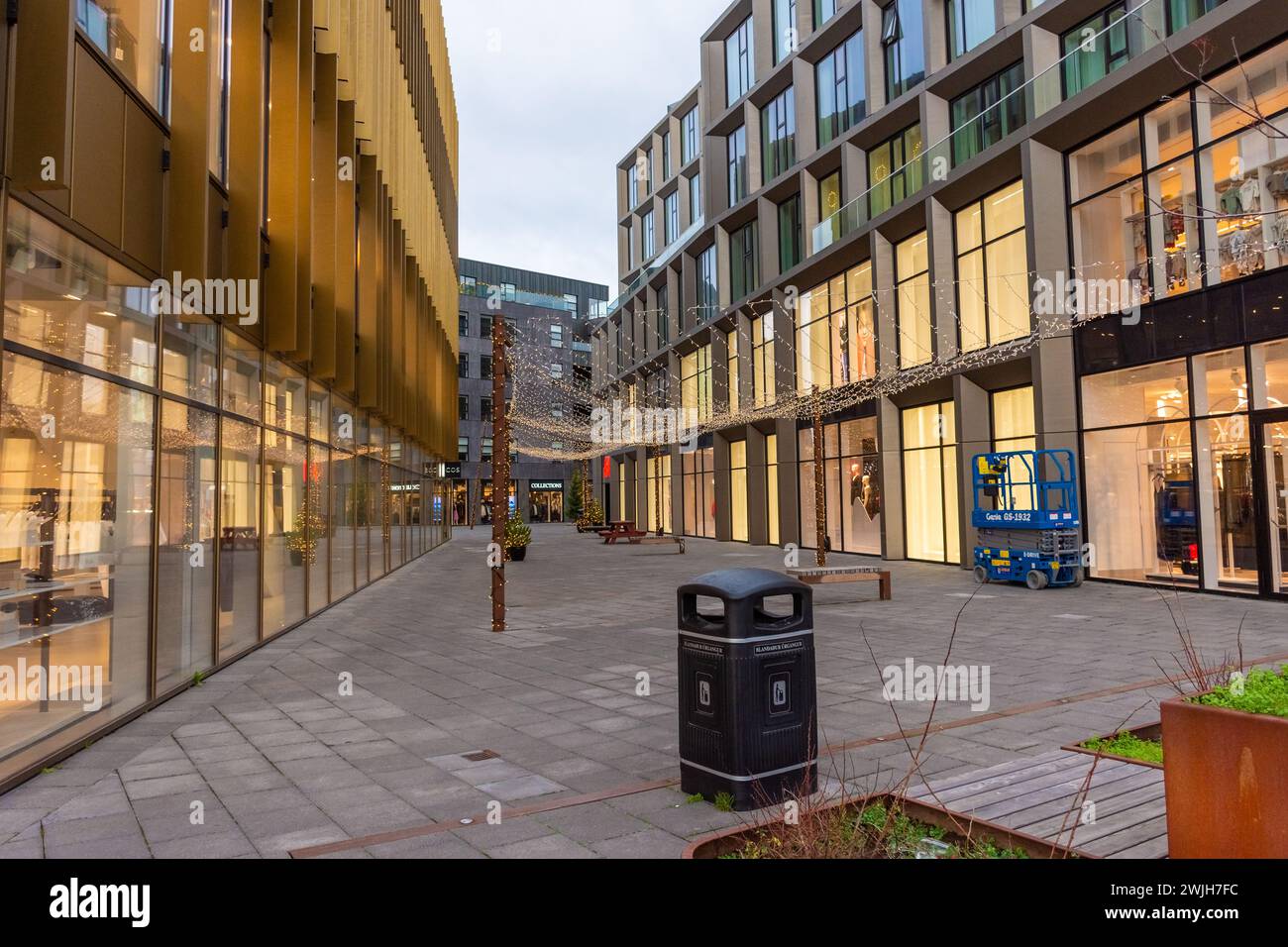 Reykjavik, Islande, 27 novembre 2022 : rue commerçante illuminée la nuit Banque D'Images