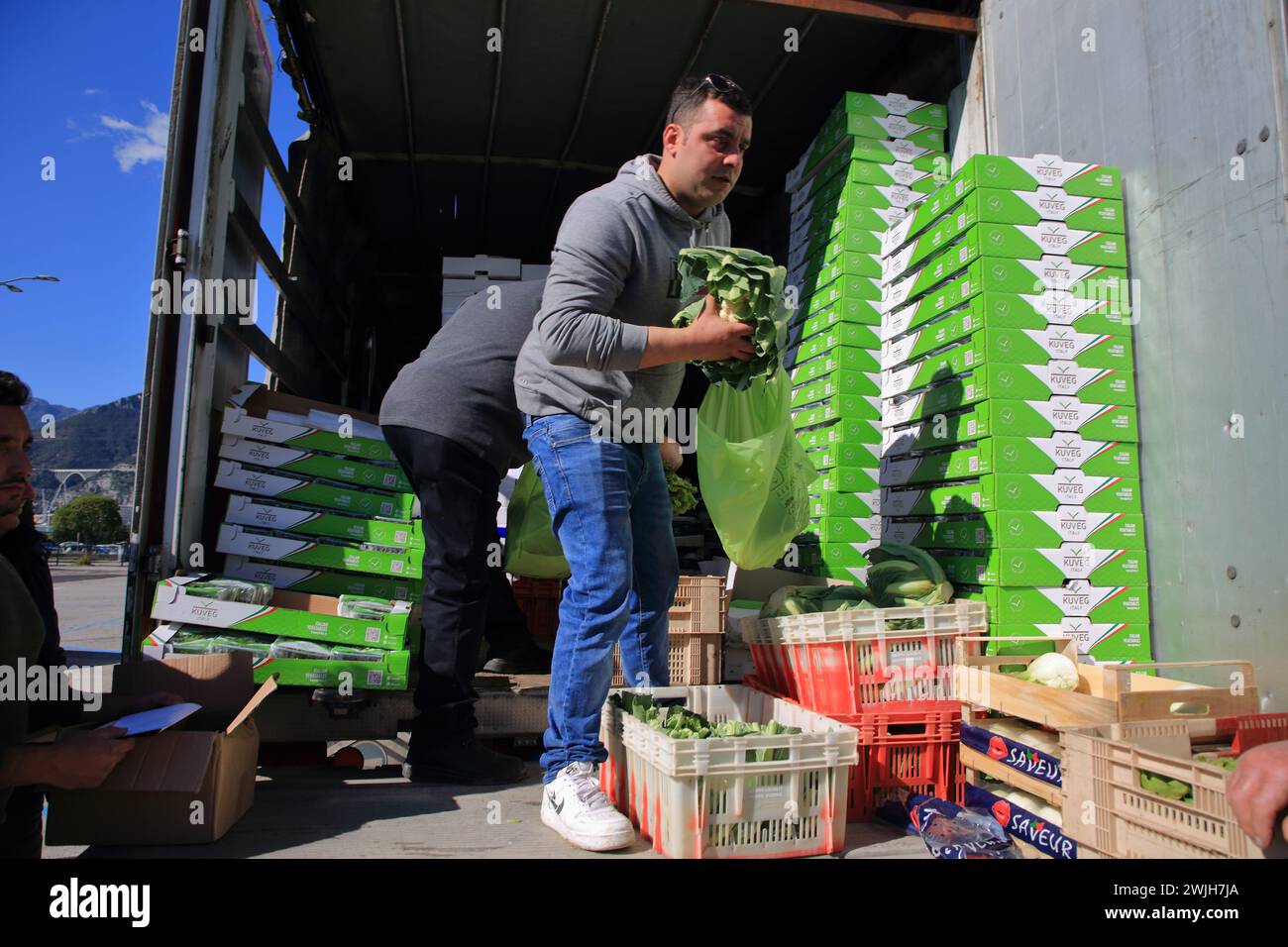 Les agriculteurs en protestation offrent gratuitement,les produits agricoles de leurs terres pour défendre le Made in Italy contre les produits étrangers importés. Banque D'Images