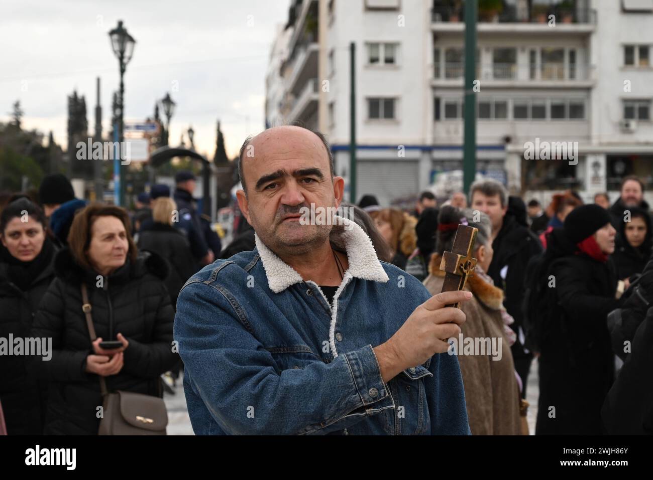 Protestation contre le projet de loi sur le mariage homosexuel devant le Parlement grec Un homme tient une croix pour protester contre le vote prochain au parlement sur le projet de loi sur le mariage homosexuel. Athènes Grèce Copyright : xNicolasxKoutsokostasxNicolasxKoutsokostasx DSC 202402150025 Banque D'Images