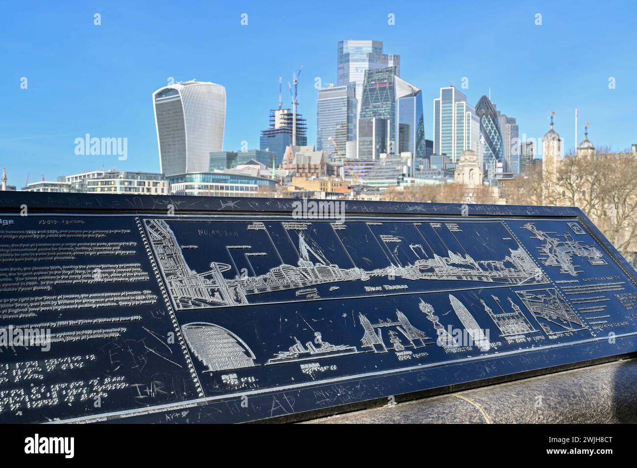 Vue depuis Tower Bridge, l'emblématique horizon de Londres : un mélange intemporel d'histoire et de modernité. Banque D'Images