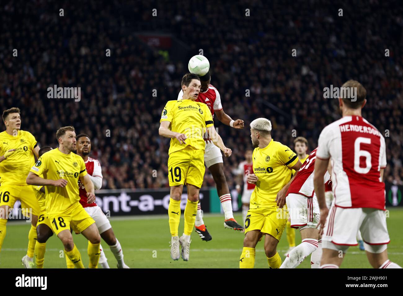 AMSTERDAM - (de gauche à droite) Sondre Brunstad Fet du FK Bodø/Glimt, Jorrel Hato de l'Ajax lors du match de play-off de l'UEFA Conference League entre l'Ajax Amsterdam et Bodo/Glimt au Johan Cruijff Arena le 15 février 2024 à Amsterdam, pays-Bas. ANP MAURICE VAN STEEN Banque D'Images