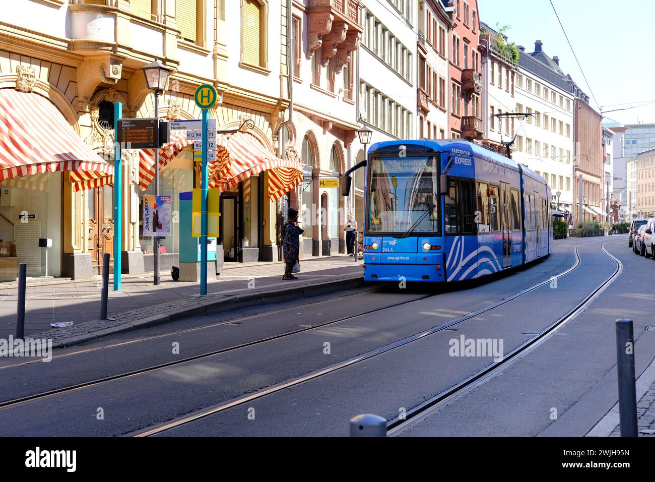 blue tram rides sur les rails dans le centre-ville, concept de véhicules modernes, sécurité routière, tourisme culturel, voyage, infrastructures publiques, Francfort, Allemagne - J Banque D'Images