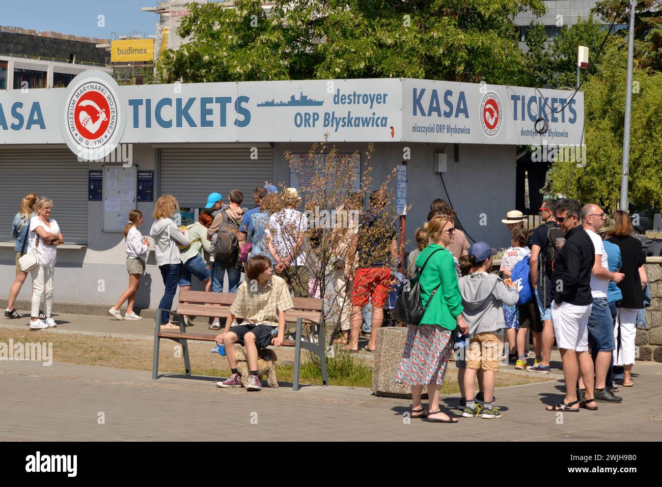 Touristes attendant d'acheter des billets pour visiter le navire du musée ORP Blyskawica à Gdynia, Pologne, Europe, UE Banque D'Images