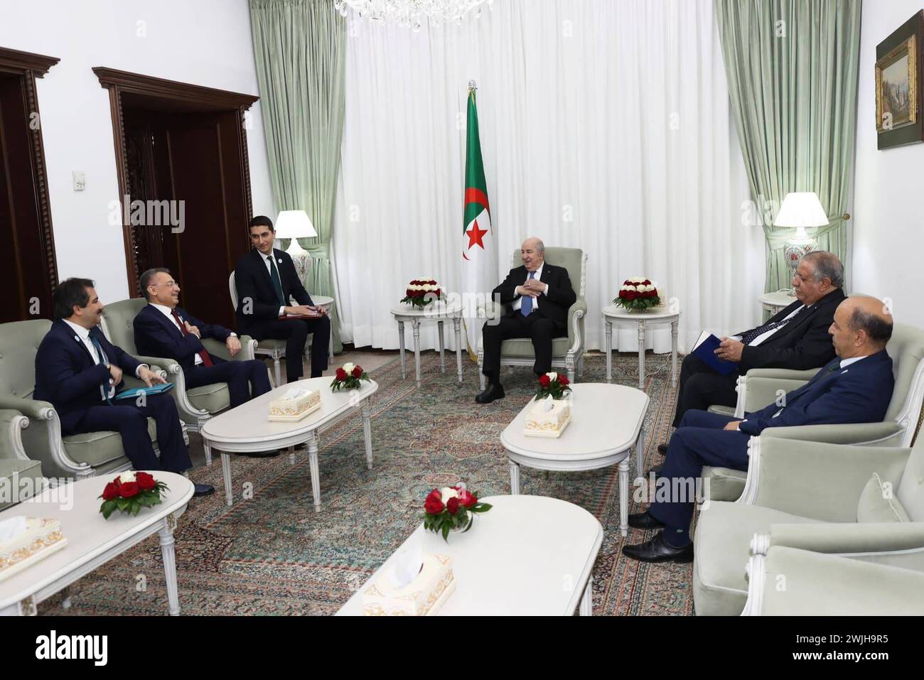 Le président algérien Abdelmadjid Tebboune reçoit M. Fuat Oktay, président de la Commission des affaires étrangères de l'Assemblée nationale le président algérien Abdelmadjid Tebboune reçoit M. Fuat Oktay, président de la Commission des affaires étrangères de l'Assemblée nationale de la République turque, Algérie, le 15 février 2024. Photo par Bureau de la présidence algérienne Algérie Algérie Algérie 150224 Algeria APO 001 Copyright : xapaimagesxAlgerianxPresidencyxOfficexxapaimagesx Banque D'Images