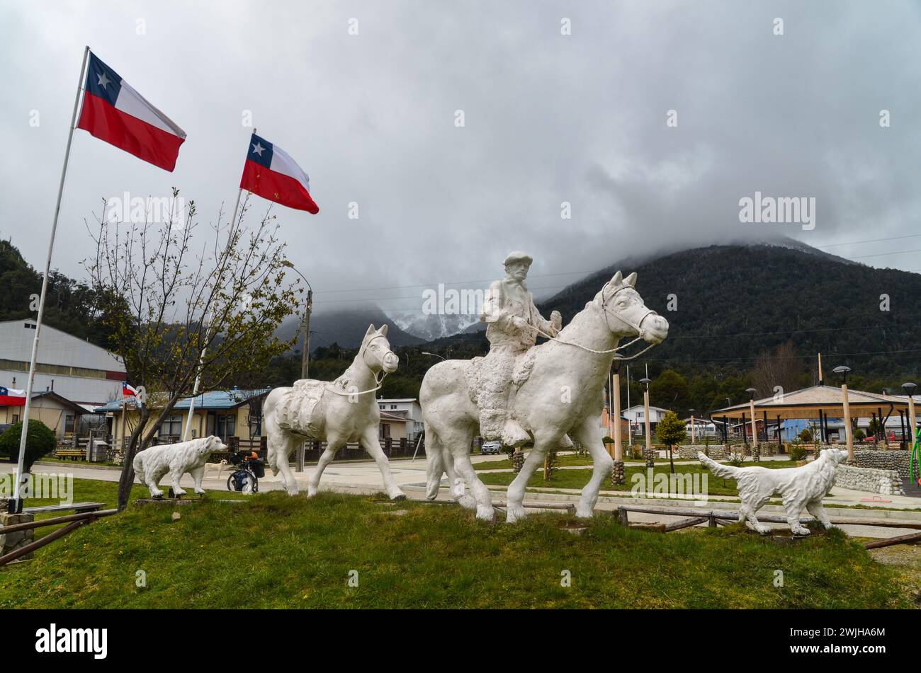 Statue d'une calèche tirée par des chevaux avec des drapeaux chiliens en arrière-plan Banque D'Images