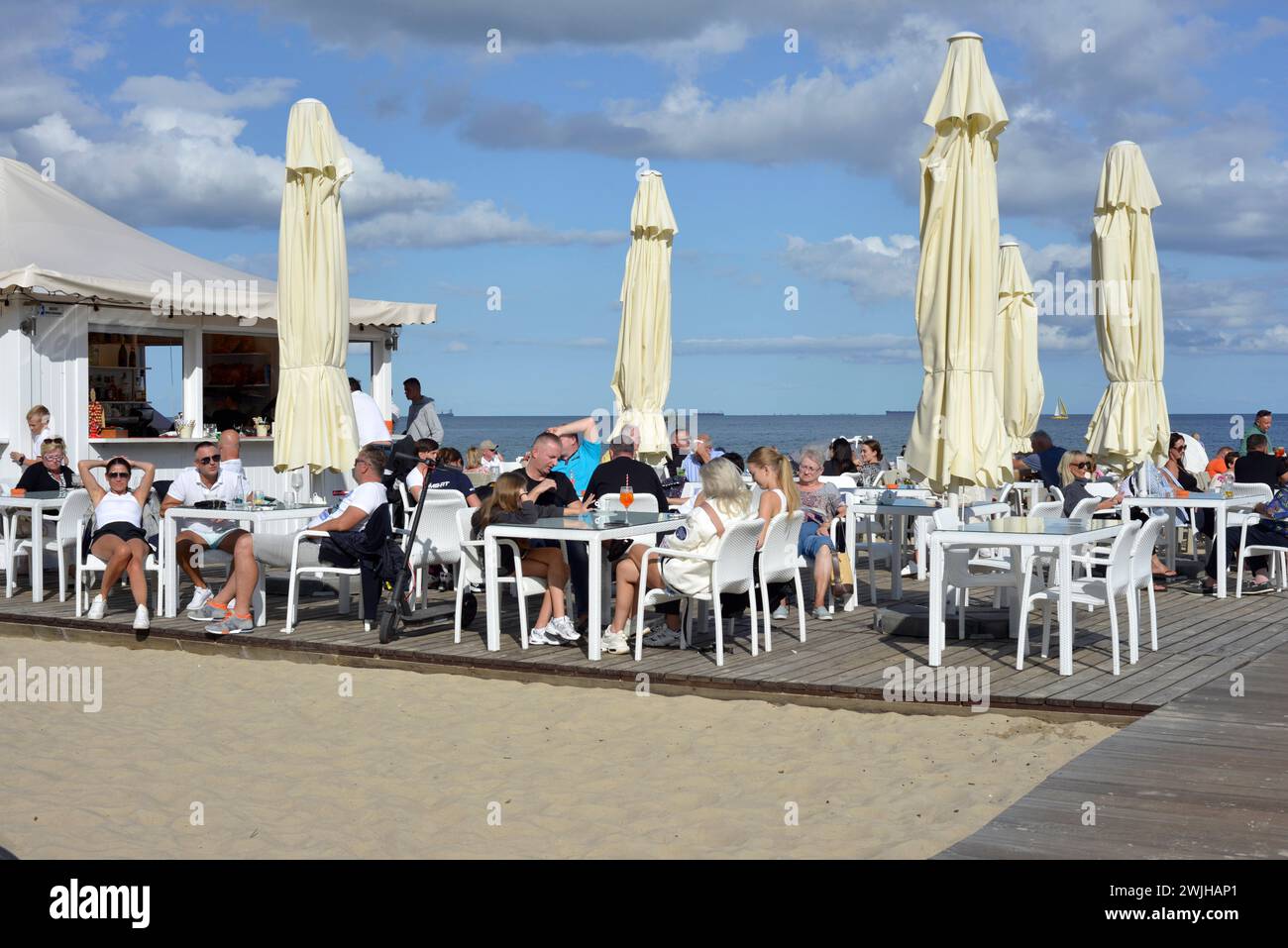 Les gens en plein air à un bar de plage sur la mer Baltique dans la station balnéaire de Sopot, Pologne, Europe, UE Banque D'Images