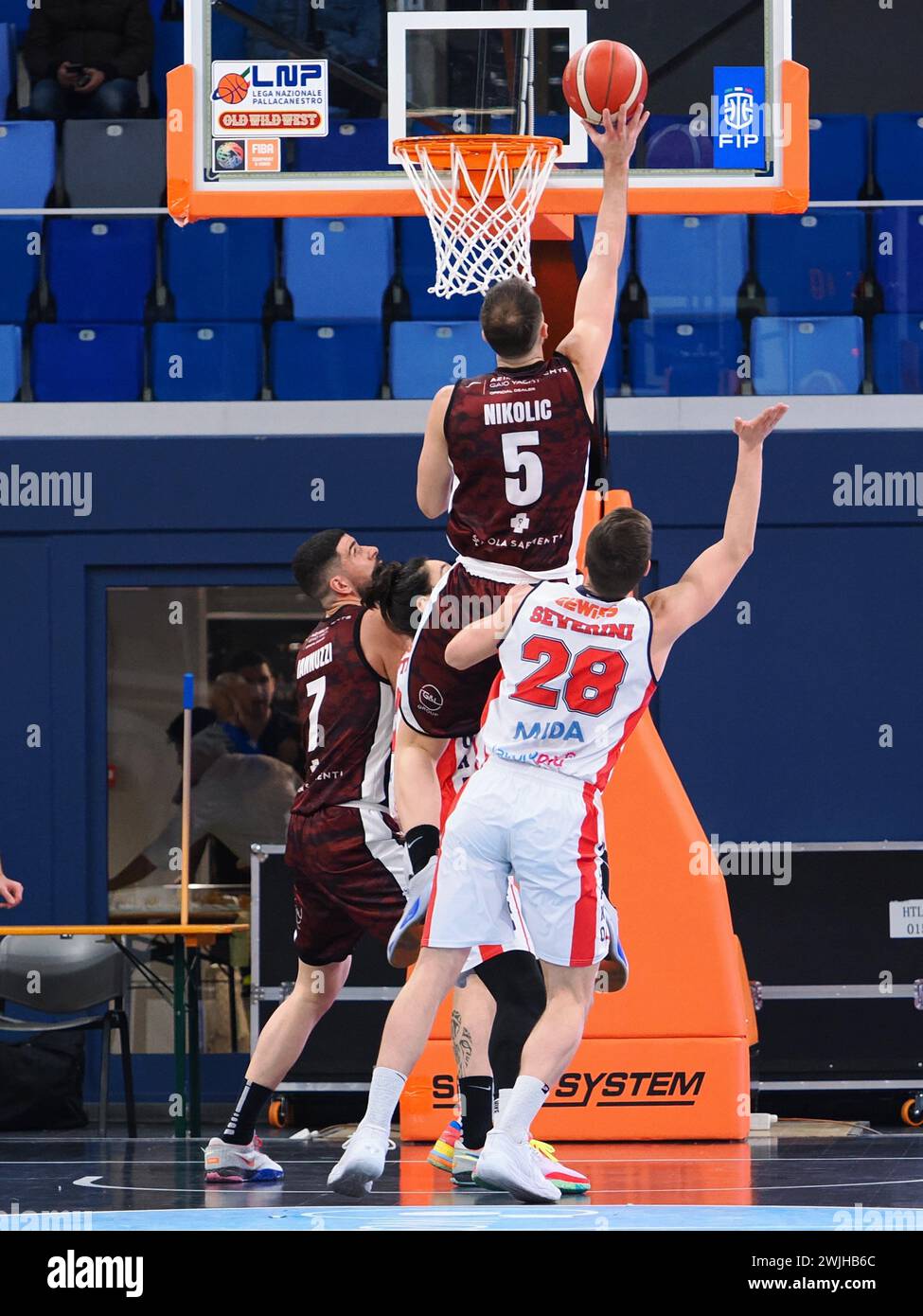 Milan, Italie. 15 février 2024. Lazar Nikolic (HDL Nardo basket) & Giovanni Severini (Wegreenit Urania basket Milano) pendant Wegreenit Urania Milano vs HDL Nardo basket, match italien de basket-ball Serie A2 Men à Milan, Italie, 15 février 2024 crédit : Agence photo indépendante/Alamy Live News Banque D'Images