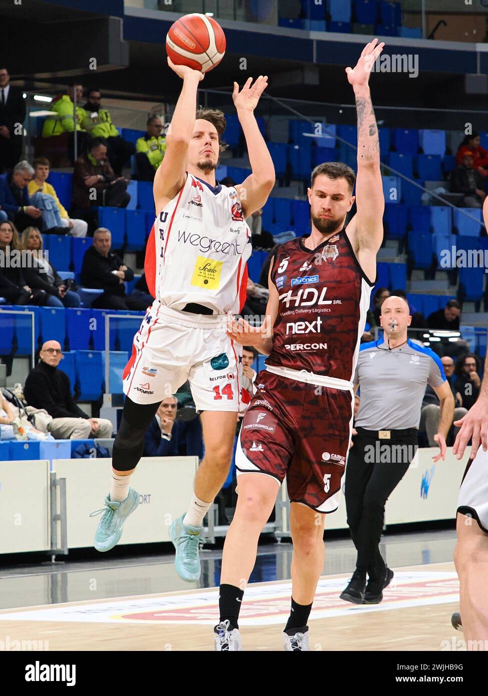 Milan, Italie. 15 février 2024. Matteo Montano (Urania Milano) & Lazar Nikolic (HDL Nardo basket) lors du Wegreenit Urania Milano vs HDL Nardo basket, match italien de basket-ball Serie A2 Men à Milan, Italie, 15 février 2024 crédit : Agence photo indépendante/Alamy Live News Banque D'Images