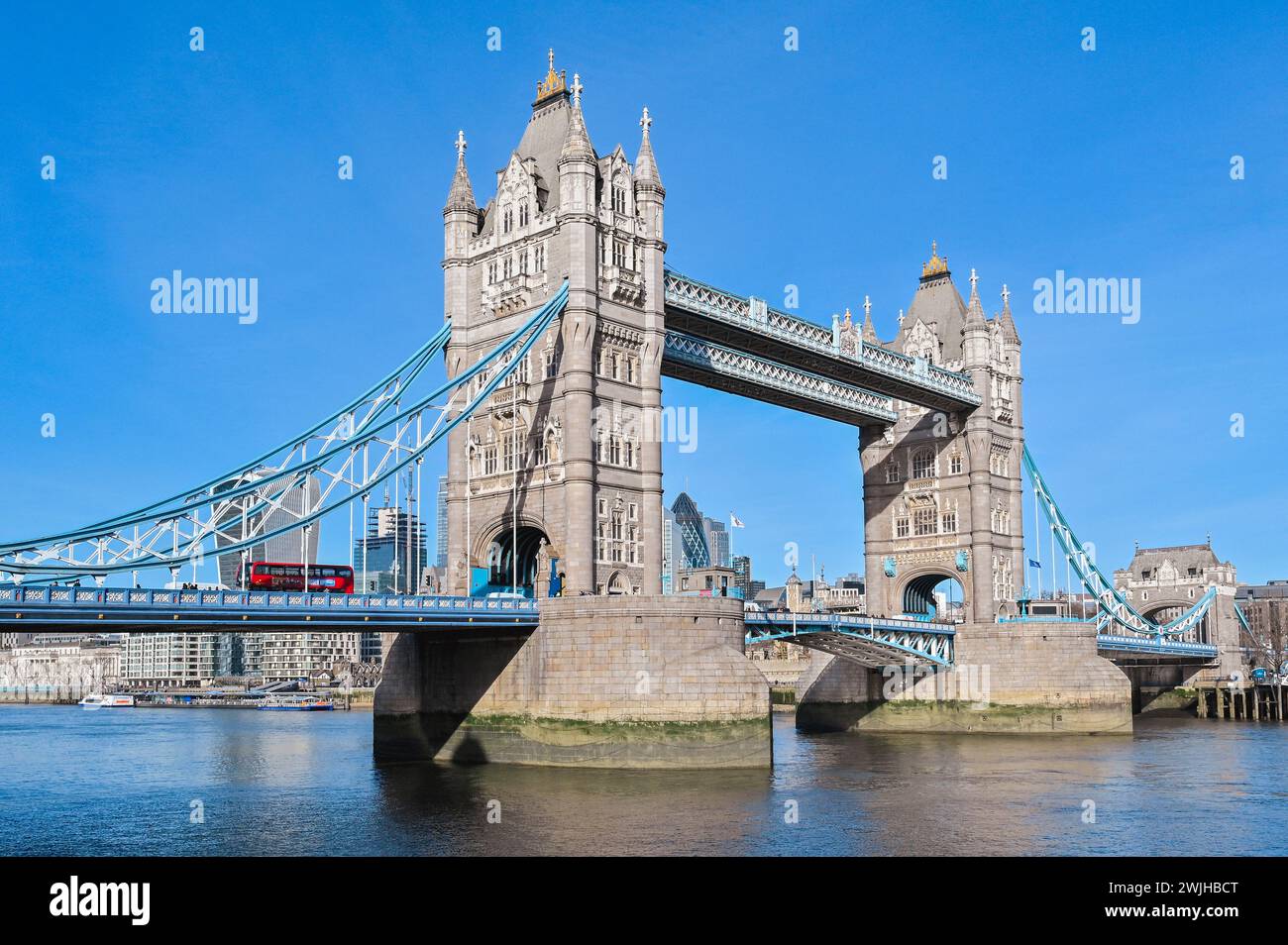 London Bridge, Tower Bridge : symboles emblématiques de la résilience et de l'éclat architectural de Londres, enjambant la Tamise avec une grandeur intemporelle. Banque D'Images