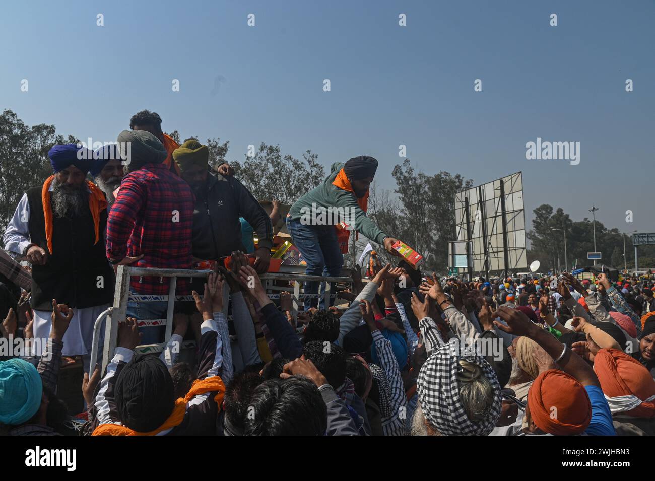 Shambhu, Punjab, Inde. 15 février 2024. Des volontaires distribuent de la nourriture aux agriculteurs sur une route nationale alors que les agriculteurs marchent vers New Delhi pour le prix minimum de soutien (MSP) pour leurs récoltes qui leur a été promis en 2021 lors de la manifestation des agriculteurs à la frontière de Shambhu, une frontière entre les états indiens du Pendjab et de l'Haryana, Inde le 15 février 2024. (Crédit image : © Kabir Jhangiani/ZUMA Press Wire) USAGE ÉDITORIAL SEULEMENT! Non destiné à UN USAGE commercial ! Banque D'Images