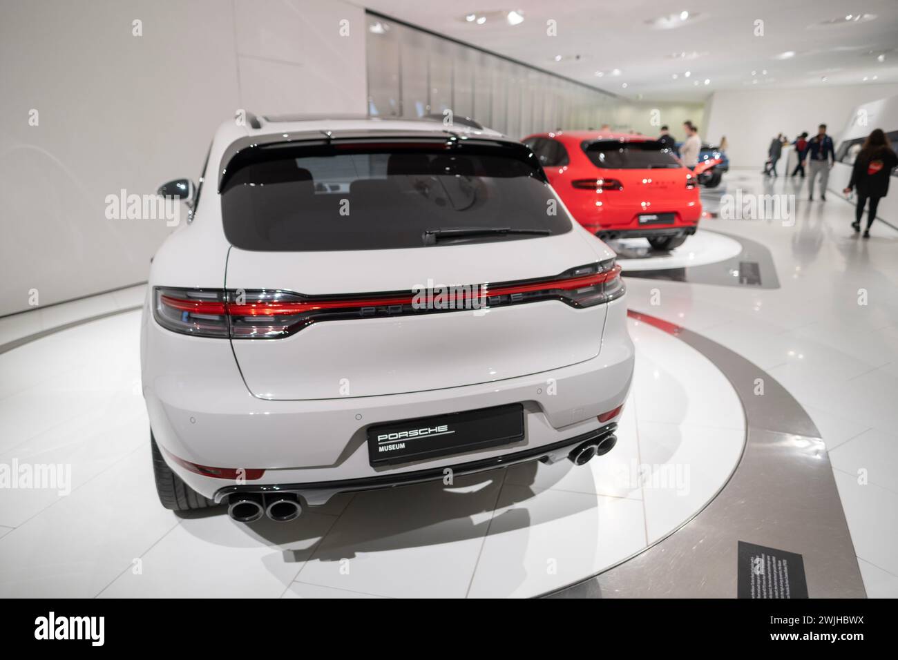 Blanc Porsche Macan GTS, 4x4 transmission intégrale, élégance voiture de sport dans le showroom, développement durable, innovation dans l'industrie automobile Porsche AG s Banque D'Images